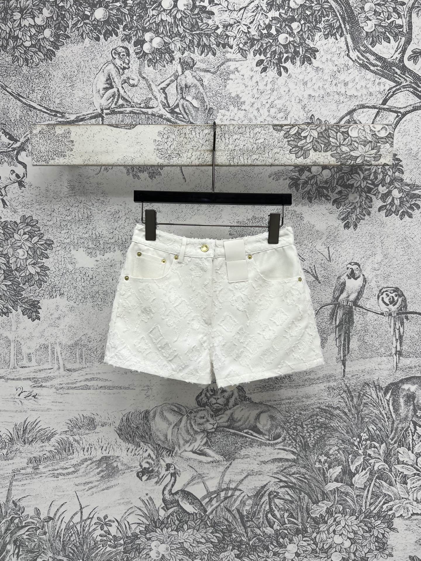 NO:414077,L Home 25 Spring and Summer New Style Old-fashioned Jacquard Denim Series Round-neck Sleeveless Jacket + Shorts + Skirt + Vest Dress + Trousers Classic Old-fashioned Jacquard You are designing Three-dimensional tailoring style, huge slim upper body, a sweet and cool retro style that is a must-have for fashionable and exquisite Original custom hardware accessories Imported denim fabric is super texture, Cool girls must have items in one color and three codes SML,,louis vuitton, skirts, shorts, jackets & coats, alexander wang19860909L家 25春夏新款 老花提花牛仔系列 圆领无袖外套+短裤+半身裙+背心连衣裙+长裤 经典老花提花你在设计 立体剪裁版型上身巨显瘦 时髦精必入的甜酷复古风百搭 原版定制五金配件 进口牛仔面料质感超赞 酷女孩必备单品一色三码 SML,,louis vuitton,skirts,shorts,jackets & coats,alexander wang,Women's clothing