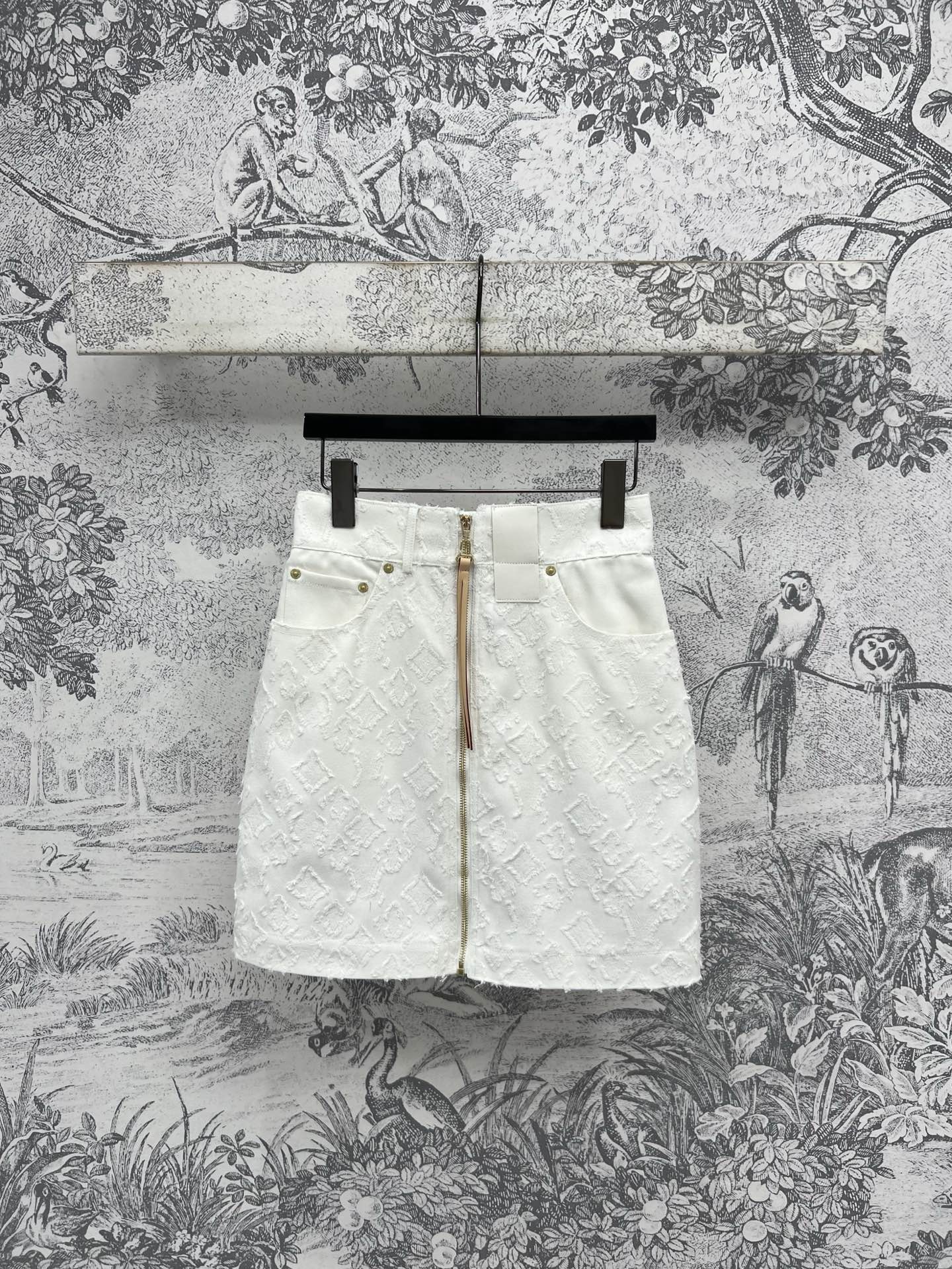 NO:414025,L Home 25 Spring and Summer New Style Old-fashioned Jacquard Denim Series Round-neck Sleeveless Jacket + Shorts + Skirt + Vest Dress + Trousers Classic Old-fashioned Jacquard You are designing Three-dimensional tailoring style, huge slim upper body, a sweet and cool retro style that is a must-have for fashionable and exquisite Original custom hardware accessories Imported denim fabric is super texture, Cool girls must have items in one color and three codes SML,,louis vuitton, skirts, shorts, jackets & coats, alexander wang19860909L家 25春夏新款 老花提花牛仔系列 圆领无袖外套+短裤+半身裙+背心连衣裙+长裤 经典老花提花你在设计 立体剪裁版型上身巨显瘦 时髦精必入的甜酷复古风百搭 原版定制五金配件 进口牛仔面料质感超赞 酷女孩必备单品一色三码 SML,,louis vuitton,skirts,shorts,jackets & coats,alexander wang,Women's clothing