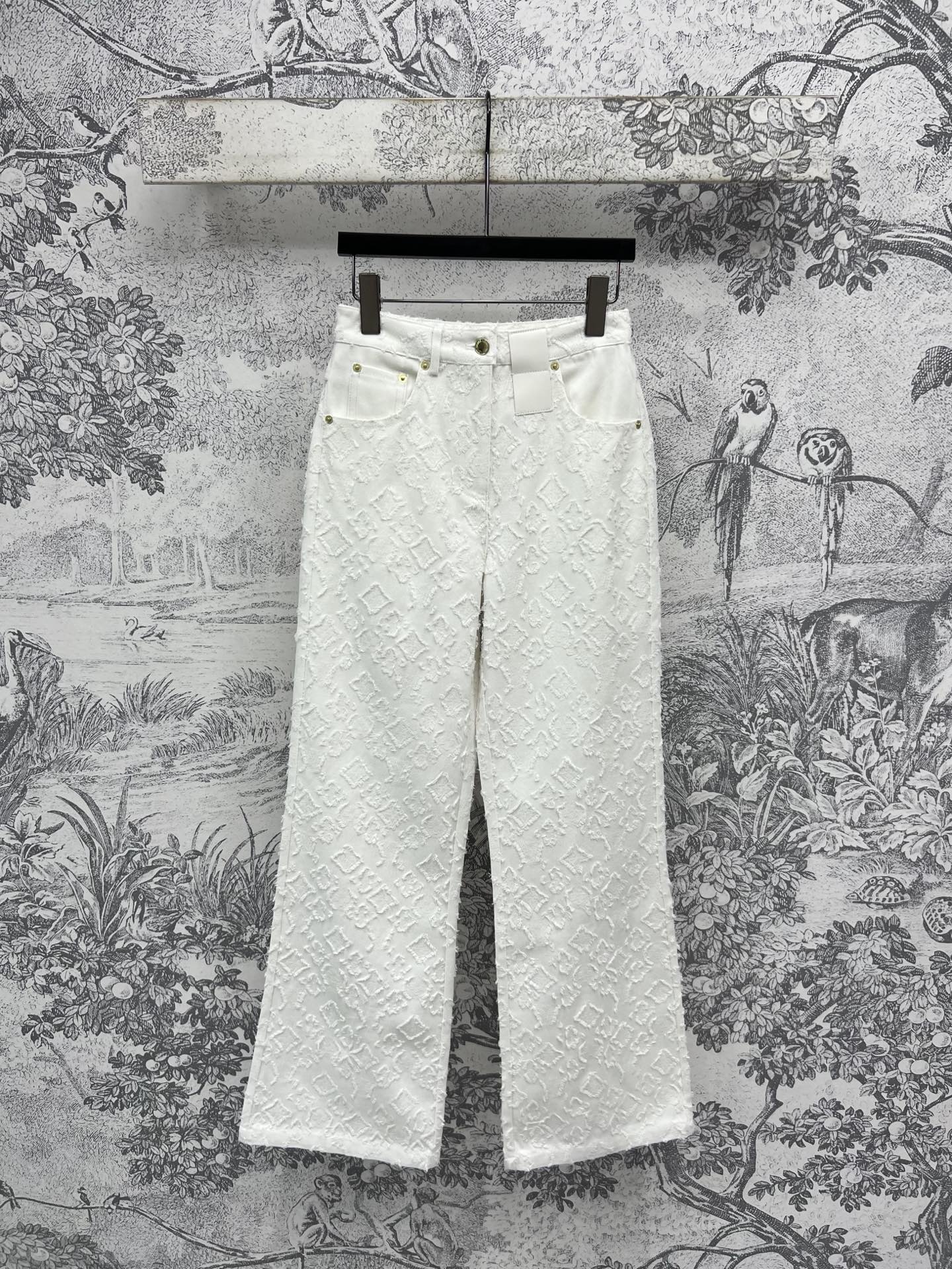 NO:414065,L Home 25 Spring and Summer New Style Old-fashioned Jacquard Denim Series Round-neck Sleeveless Jacket + Shorts + Skirt + Vest Dress + Trousers Classic Old-fashioned Jacquard You are designing Three-dimensional tailoring style, huge slim upper body, a sweet and cool retro style that is a must-have for fashionable and exquisite Original custom hardware accessories Imported denim fabric is super texture, Cool girls must have items in one color and three codes SML,,louis vuitton, skirts, shorts, jackets & coats, alexander wang19860909L家 25春夏新款 老花提花牛仔系列 圆领无袖外套+短裤+半身裙+背心连衣裙+长裤 经典老花提花你在设计 立体剪裁版型上身巨显瘦 时髦精必入的甜酷复古风百搭 原版定制五金配件 进口牛仔面料质感超赞 酷女孩必备单品一色三码 SML,,louis vuitton,skirts,shorts,jackets & coats,alexander wang,Women's clothing