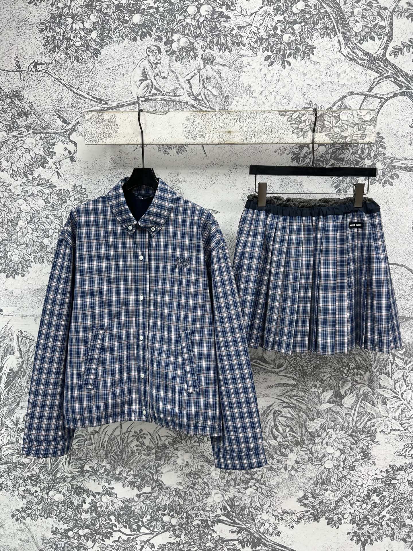 NO:415383,Top, skirt, Miu 25 spring and summer new style, plaid lapel jacket + plaid pleated skirt, college style, visual sense, plaid design is durable and eye-catching, a set of upper body is British retro girl temperament, easy to divide, body proportions make you look slim and tall, visually stretching long legs, small girls can easily control the workmanship quality is great, one color three codes SML,,miumiu, skirts, jackets & coats, jackets & coats, alexander wang19860909上衣 半裙Miu 25春夏新款 格纹翻领夹克外套+格纹百褶短裙 学院风即视感 格纹设计耐看吸睛 一套上身就是英伦复古女孩气质 轻松分割 身材比例显瘦显高 视觉拉长大长腿 小个子女生也能轻松驾驭 做工品质都很赞 一色三码 SML,,miumiu,skirts,jackets & coats,jackets & coats,alexander wang,Women's clothing