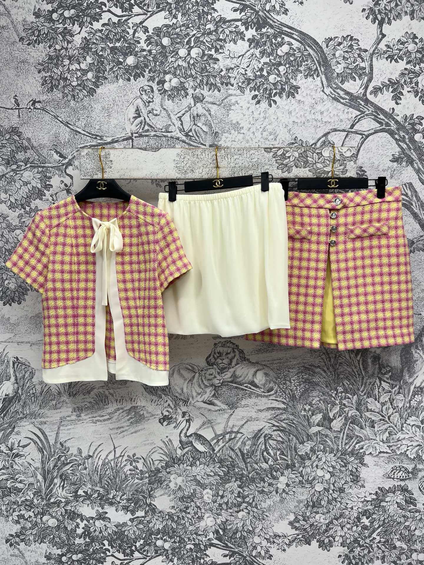 NO:415332,Top, skirt, small fragrance style, new spring and summer 25 styles, pink and yellow plaid tweed suit, bow short-sleeved jacket + two-piece short skirt, with a celebrity temperament, a set of very slim and girlish, pink and yellow plaid tweed fabric, textured texture, custom hardware buttons, one color, three codes, SML, skirts, jackets & coats, T-shirt, alexander wang19860909上衣 半裙小香风 25春夏新款 粉黄色格子粗花呢套装 蝴蝶结短袖外套+两件套短裙 自带名媛气质范 一套很显瘦又少女感 粉黄色格子粗呢面料 带有纹理的质感 定制的五金纽扣 一色三码 SML,,skirts,jackets & coats,T-shirt,alexander wang,Women's clothing