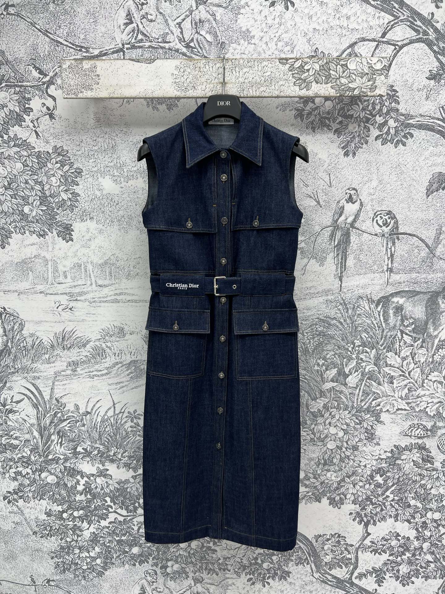 NO:415345,D Home 25 Spring and Summer New Lapel Sleeveless Denim Dress Exclusive Decoration High-end Fabric Heavy Industry Washing Process Natural Cutting Waist Design Modify Body Proportion The Feeling of a Successful Female Lead The Upper Body Shows Super Temperament Equipped with a fabric logo belt Waist Tightening A super invincible high-slim Double Pocket Customized Hardware Accessories Daily Casual Simple and High-end Not Picking People One Color Three Code SML, Dior, Skirts, Alexander Wang19860909D家 25春夏新款 翻领无袖牛仔连衣裙 独家开定 高级面料重工洗水工艺 自然剪裁收腰设计修饰身材比例 随性大女主的感觉 上身超级显气质 配有本布logo腰带收腰 超级无敌显高显瘦的一款 双口袋定制五金配件 日常休闲 简约高级不挑人 一色三码 SML,,dior,skirts,alexander wang,Women's clothing