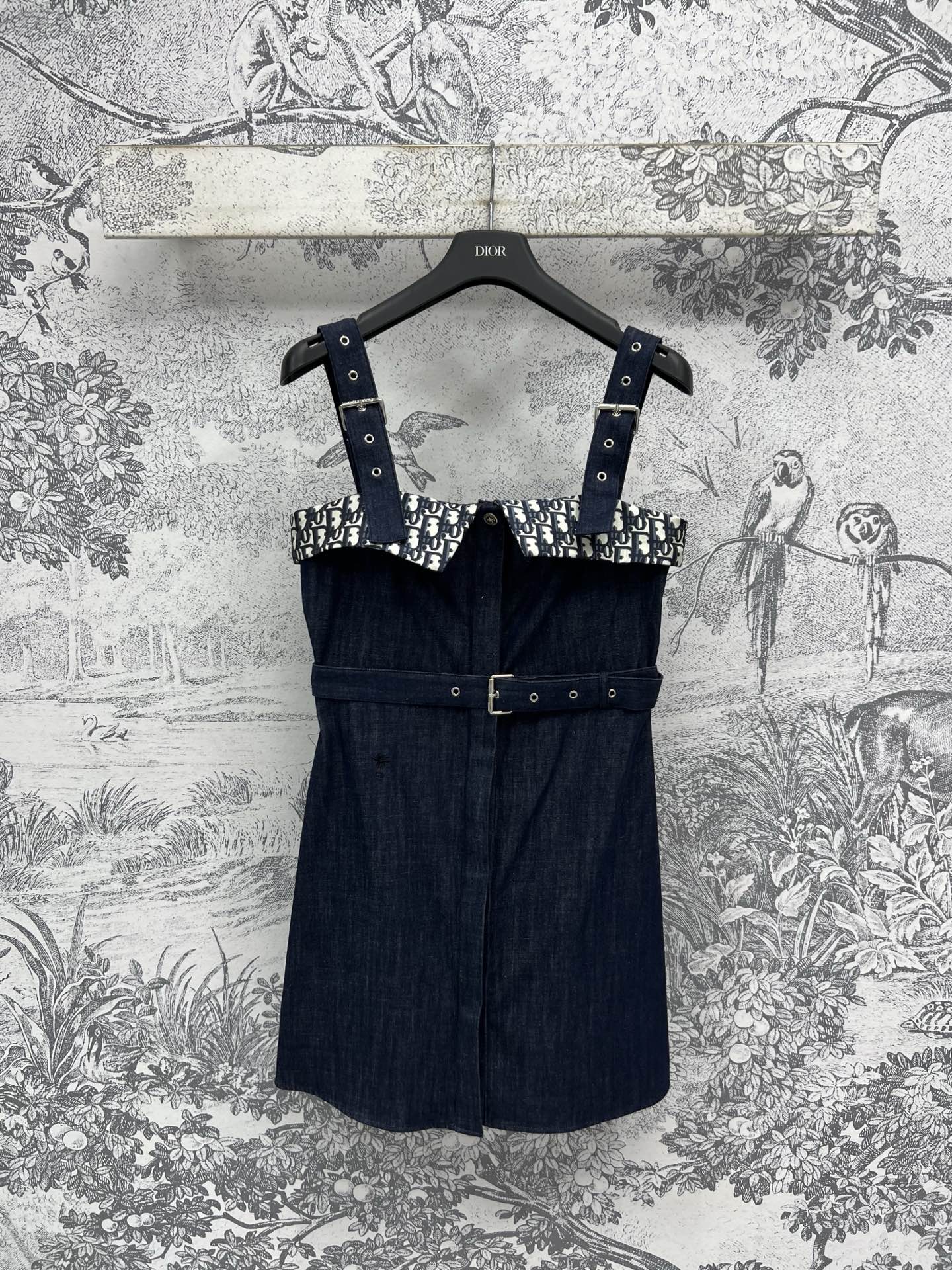 NO:415370,D home 25 spring and summer new style suspender strapless denim dress D letter jacquard denim splicing low-key luxury and high-end suspender strapless design matched with belt waist, the style is not picky for people, the upper body looks huge and slim, and the casual style is sweet and salty. One color three codes SML,,dior, skirts,alexander wang19860909D家25春夏新款 吊带抹胸牛仔连衣裙 D字母提花牛仔拼接低调奢华又高级 吊带抹胸设计 搭配腰带束腰 版型不挑人上身巨显瘦 可甜可盐的休闲风 一色三码 SML,,dior,skirts,alexander wang,Women's clothing