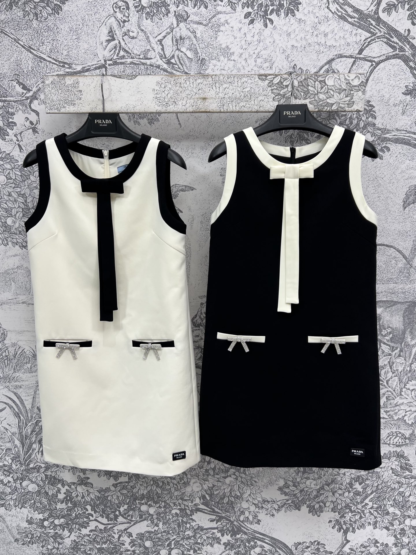 NO:415384,Miu 25 spring and summer new style, black and white contrasting vest dress, contrasting bow embellishment, exquisite and atmospheric, round neck sleeveless straight-tube style cut, neat and slim, simple and advanced, slim and elegant, clean and cold elegance, instantly perfect, the style is cut in place, two colors and three codes, SML,,miumiu, skirts, alexander wang19860909Miu 25春夏新款 黑白撞色背心连衣裙 撞色蝴蝶结点缀 精致又大气 圆领无袖直筒版型剪裁 利落显瘦 简单又高级 上身显瘦又显气质 干净清冷的优雅感立刻完美拿捏 版型剪裁到位 两色三码 SML,,miumiu,skirts,alexander wang,Women's clothing