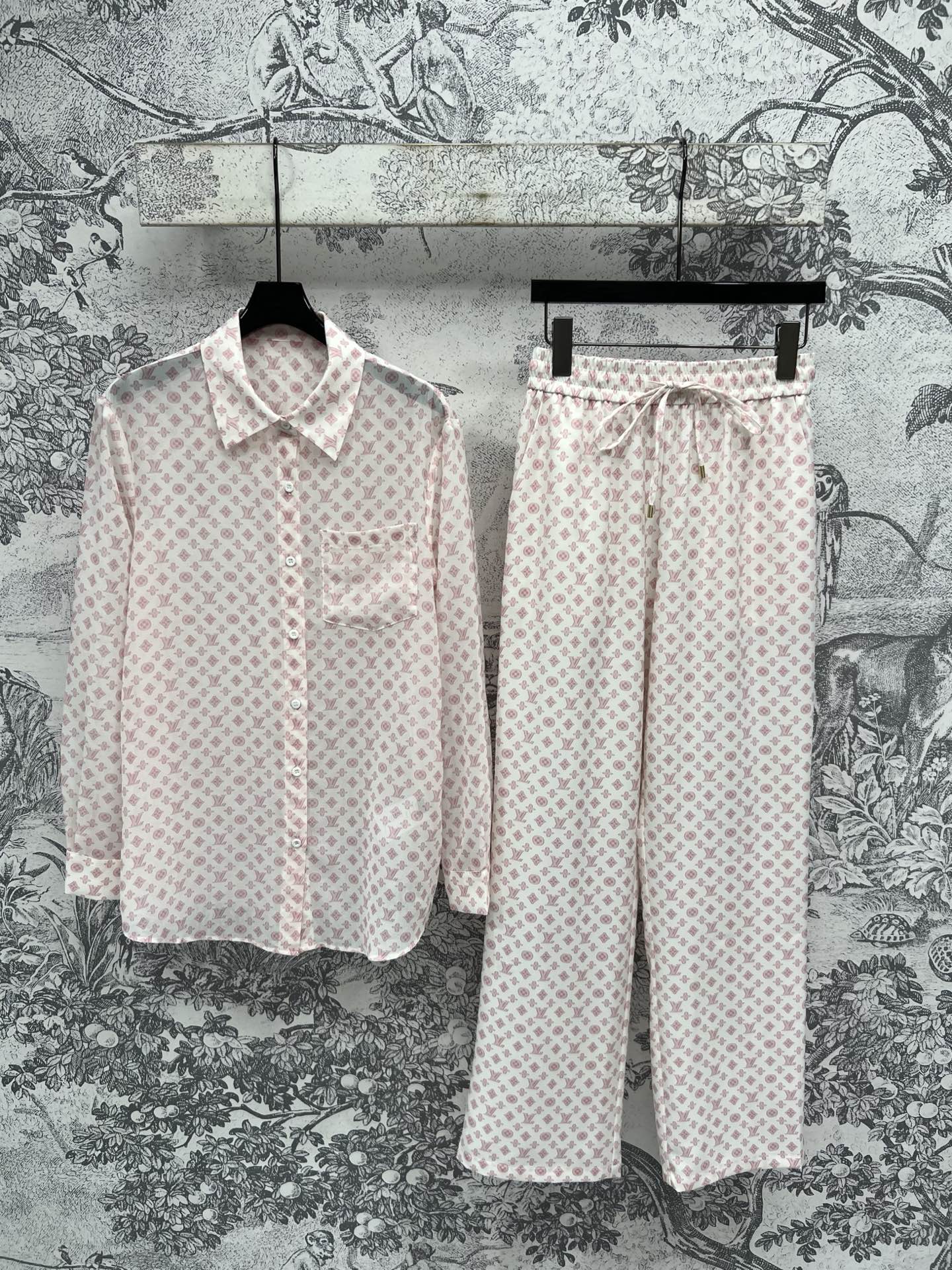 NO:416111,Shirts, pants, new 25 spring and summer style, pink presbyterian rest adjustment, lapel perspective shirt + elastic waist casual pants, classic Monogram presbyterian decoration, thin, soft and comfortable fabric, don't miss those who like presbyterians, whatever match is very age-reducing and fashionable, basic style is versatile and not picky, one color three codes SML,,louis vuitton,shirts,alexander wang19860909衬衫 裤子L家 25春夏新款 粉色老花休息调整 翻领透视衬衣+松紧腰休闲裤 经典的Monogram老花装饰 面料轻薄柔软舒适 喜欢老花的一定不要错过 随便搭配都很减龄时髦 基础版型百搭不挑人 一色三码 SML,,louis vuitton,shirts,alexander wang,Women's clothing