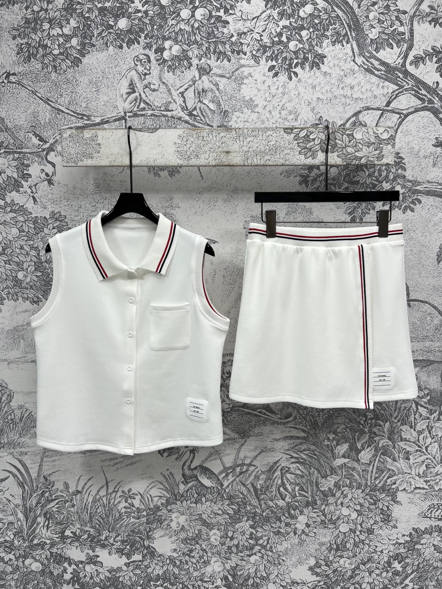 NO:416123,TB home 25 spring and summer new style, lapel sleeveless top + short skirt with piece, set full of youthful campus style, classic side positioning bar decoration, comfortable and beautiful upper body, high waist skirt, cover flesh to make flesh look slimming and age-reducing. A set of upper body can easily wear a youthful and sunny campus age-reducing. It is also very good to wear sports and casually. It can be sweet or salty. It is versatile and not picky. Two colors and three codes. SML, skirts, alexander wang19860909TB家25春夏新款 翻领无袖上衣+搭片短裙 充满青春校园风的套装 侧边经典定位杠条装饰 上身舒适又好看 高腰搭片半裙 遮肉显瘦又减龄 一套上身轻松穿出青春阳光的校园减龄感 运动休闲穿也很不错 可甜可盐 百搭不挑人两色三码 SML,,skirts,alexander wang,Women's clothing