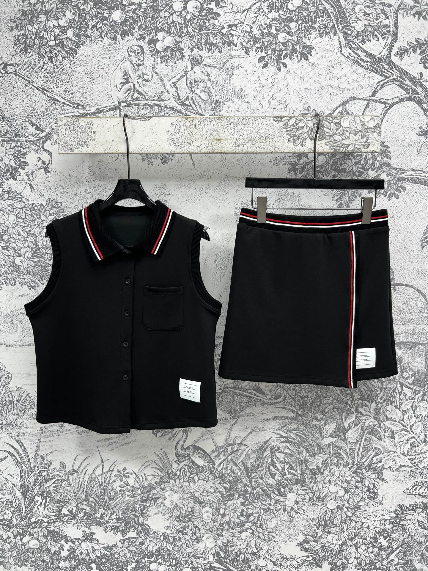 NO:416077,TB home 25 spring and summer new style, lapel sleeveless top + short skirt with piece, set full of youthful campus style, classic side positioning bar decoration, comfortable and beautiful upper body, high waist skirt, cover flesh to make flesh look slimming and age-reducing. A set of upper body can easily wear a youthful and sunny campus age-reducing. It is also very good to wear sports and casually. It can be sweet or salty. It is versatile and not picky. Two colors and three codes. SML, skirts, alexander wang19860909TB家25春夏新款 翻领无袖上衣+搭片短裙 充满青春校园风的套装 侧边经典定位杠条装饰 上身舒适又好看 高腰搭片半裙 遮肉显瘦又减龄 一套上身轻松穿出青春阳光的校园减龄感 运动休闲穿也很不错 可甜可盐 百搭不挑人两色三码 SML,,skirts,alexander wang,Women's clothing