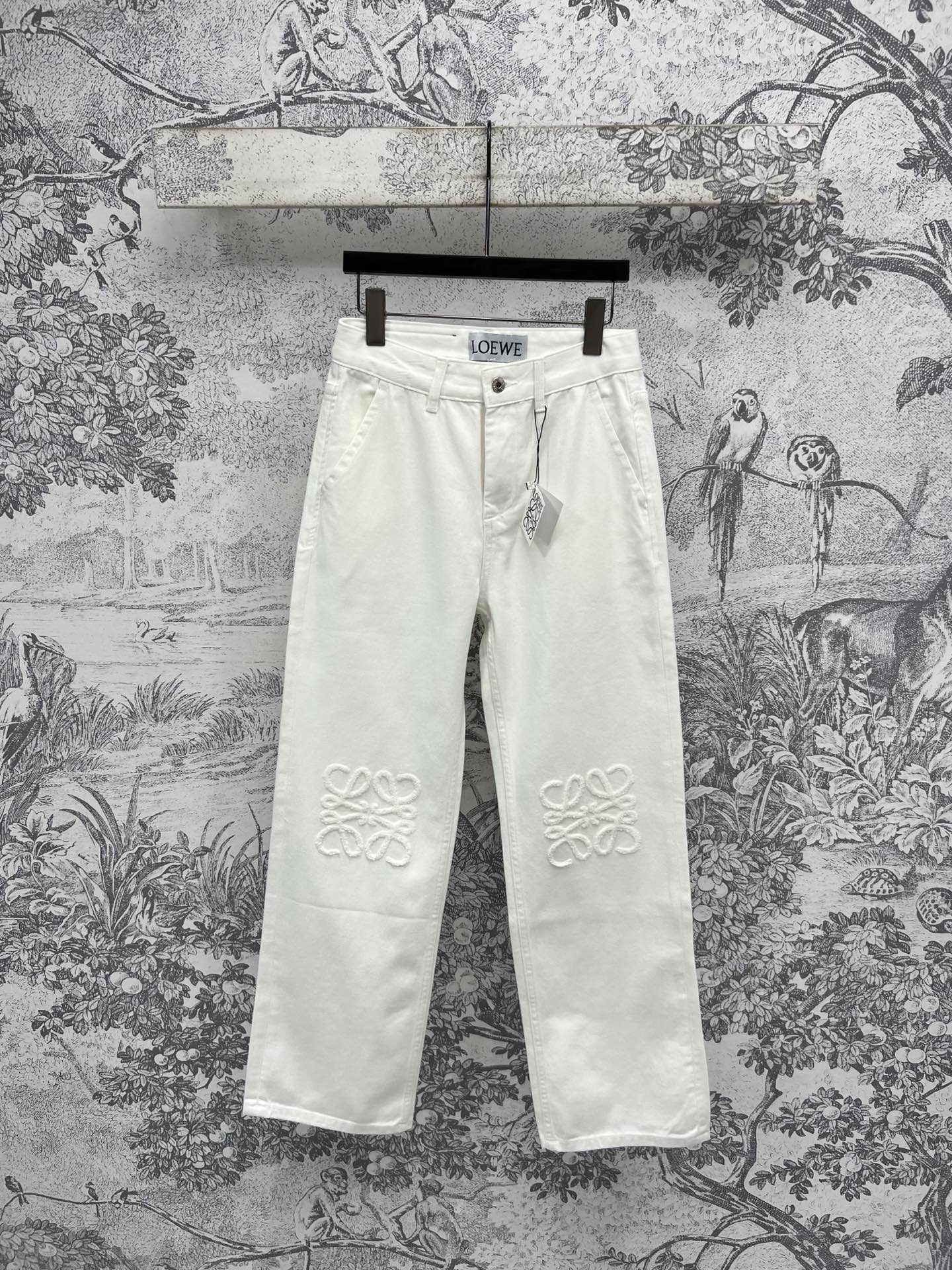 NO:416089,LW Home 25 Spring and Summer New Flocking Logo Denim Straight Pants The flocking logo is low-key and fashionable, the upper body and legs look thin and long, the super beautiful denim is wide and stylish, whether it is wearing a T-shirt or suspenders, it looks good in one color and three sizes SML, tees, t-shirt, alexander wang19860909LW家 25春夏新款 植绒logo牛仔直筒裤 裤身植绒Logo点缀低调又时髦 上身腿显的又细又长 超级好看牛仔上身挺阔有型 无论是搭T恤或者吊带都好看一色三码 SML,,tees，t-shirt,alexander wang,Women's clothing