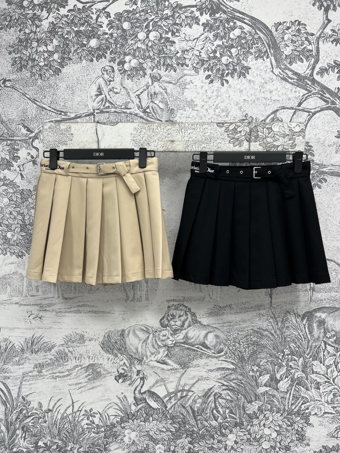 NO:416101,D Home 25 Spring and Summer New Style, Lace-up Waist-Close-up Short Skirt, Side Embroidery Logo embroidered with its own brand's iconic fashionable and elegant style, slimming and taller, the one that can be closed, the one that can be worn freely is full of playful girlish style, and it can be easily worn with any item to reduce age. Two colors and three codes SML, dior, skirts, alexander wang19860909D家 25春夏新款 系带收腰百褶短裙 侧边刺绣logo点缀自带品牌标志性时髦大气 显瘦显高一绝 可闭眼入的那一挂 随意搭配都是满满的俏皮少女范 搭配任何单品都可轻松穿出减龄少女感 两色三码 SML,,dior,skirts,alexander wang,Women's clothing