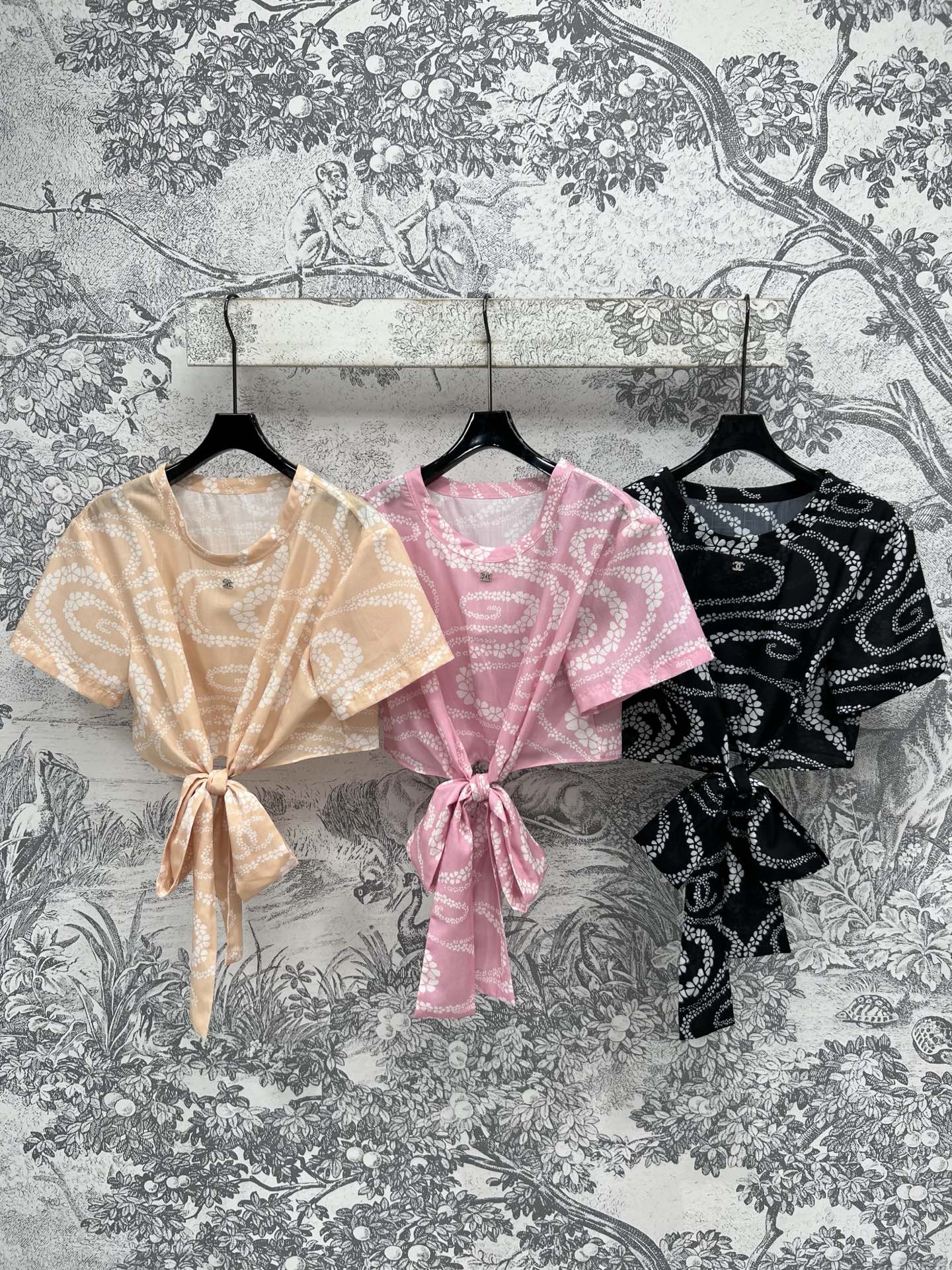 NO:416124,Xiaoxiang style 25 spring and summer new style, four-leaf clover logo print series, round neck short sleeve ties top, round neck short sleeve short sleeve short design, super body stretching, visually high and slimming, classic brand logo print, fashionable and high-end, youthful and energetic summer girl gets immediately, it is absolutely amazing, three colors and three codes, SML, T-shirt, alexander wang19860909小香风 25春夏新款 四叶草logo印花系列 圆领短袖系结上衣 圆领短袖短款设计 上身超拉身材比例 视觉显高显瘦 经典的品牌Logo印花 时髦又高级 上身青春活力的夏日元气少女立马get 简直绝绝子 三色三码 SML,,T-shirt,alexander wang,Women's clothing