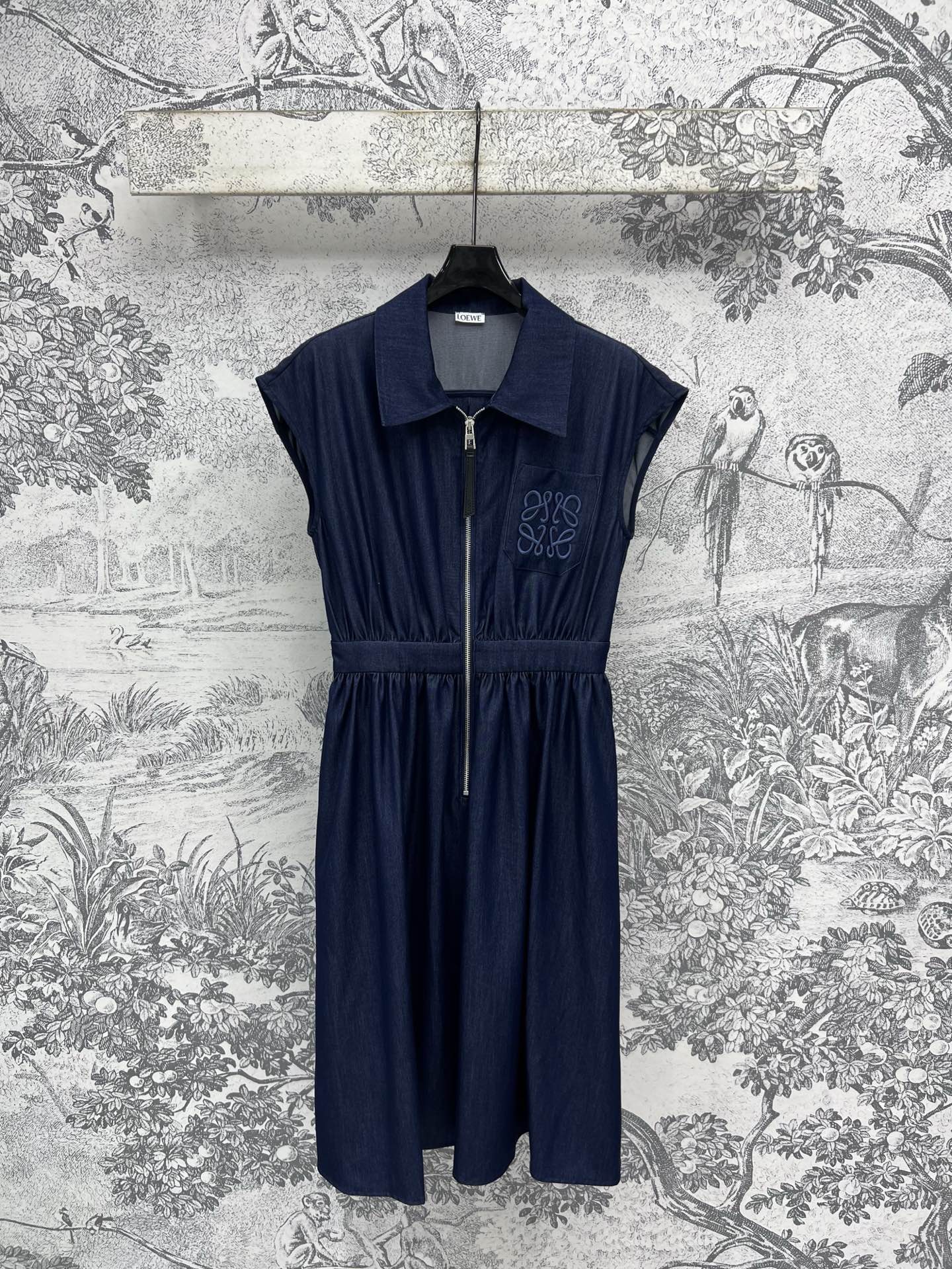 NO:416139,LW Home 25 Spring and Summer New Lapel Sleeveless Denim Dress Temperament Small Lapel Half Zipper Design Elastic waist-tight waist-tight upper body makes you look slim and taller. Embroidered logo pockets on the chest. The upper body is age-reducing. It can be sweet or salty. It is versatile and fashionable. It is not picky about the figure at all. Easy to grasp the age-reducing girlish feeling. One color three codes SML, skirts, alexander wang19860909LW家 25春夏新款 翻领无袖牛仔连衣裙 气质小翻领半拉链设计 松紧收腰上身显瘦显高绝绝子 胸前刺绣logo口袋 上身减龄少女 可甜可咸 日常百搭又时髦 完全不挑身材 轻松拿捏减龄少女感 一色三码 SML,,skirts,alexander wang,Women's clothing