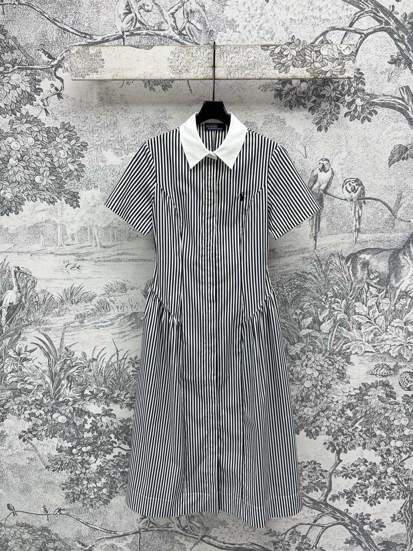 NO:416154,New spring and summer style, lapel striped short-sleeved dress, sweet and salty shirt skirt, contrasting color small lapel breasted design, pleated waist-hugging visual sense is very slim, black and white contrasting vertical stripes are eternal classic, the upper body looks slim and elegant, very suitable for summer vacation atmosphere, one color three codes SML, skirts, shirts, T-shirts, alexander wang19860909春夏新款 翻领条纹短袖连衣裙 可甜可盐衬衫裙 撞色小翻领排扣设计 褶皱收腰视觉感非常显瘦 黑白撞色的竖条纹是永恒的经典 上身显瘦又气质优雅 非常适合夏日度假的氛围感 一色三码 SML,,skirts,shirts,T-shirt,alexander wang,Women's clothing