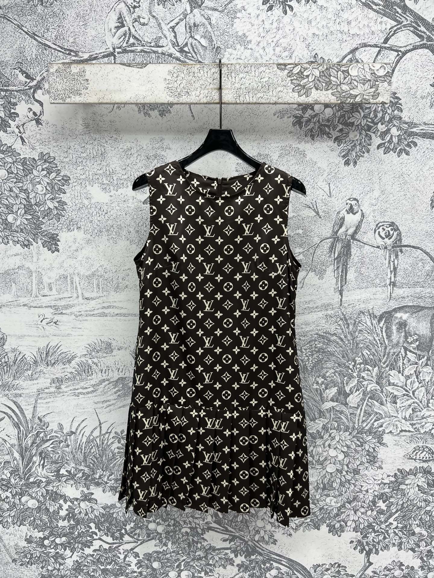 NO:416169,L Home 25 spring and summer new style, old-fashioned sleeveless pleated dress, classic presbyopia full-print design fabric, sky blue sleeveless straight-tube style, spliced ​​pleated skirt, super well-behaved, full of college style, age-reducing girlishness, the color also has a autumn atmosphere, it is absolutely amazing. Highly recommended temperament items, one color, three codes, SML,,louis vuitton, skirts, alexander wang19860909L家 25春夏新款 老花无袖压褶连衣裙 经典老花满印设计面料 天蓝无袖直筒版型 拼接的百褶裙摆超级显乖 上满满的学院风减龄少女感 颜色也很有秋日氛围 简直绝了 强烈推荐气质单品 一色三码 SML,,louis vuitton,skirts,alexander wang,Women's clothing