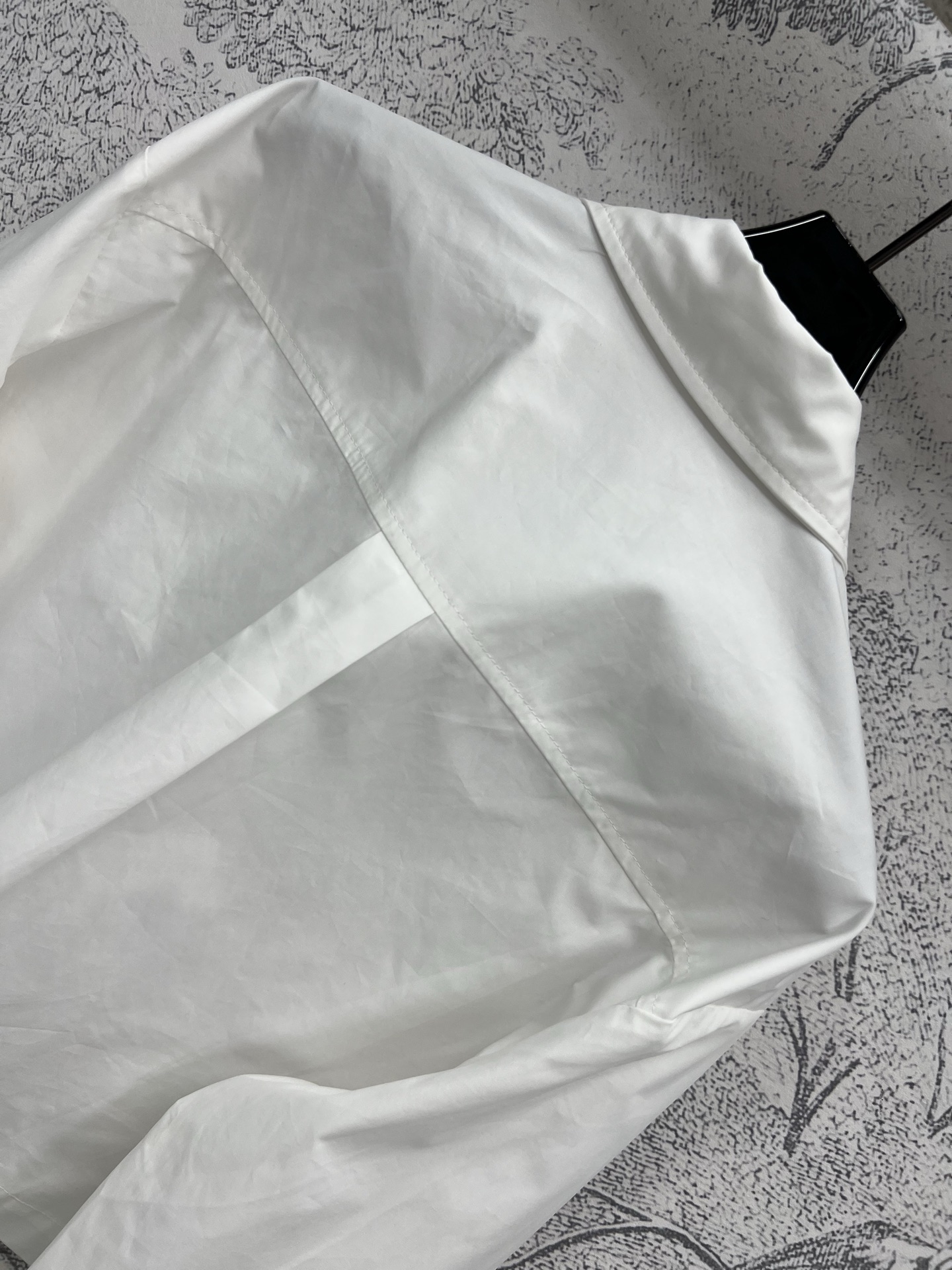 L家 25春夏新款 镂空刺绣logo衬衣套装 翻领短款衬衣+高腰短裤 夏天拒绝不了的衬衣套装 浅色系太显