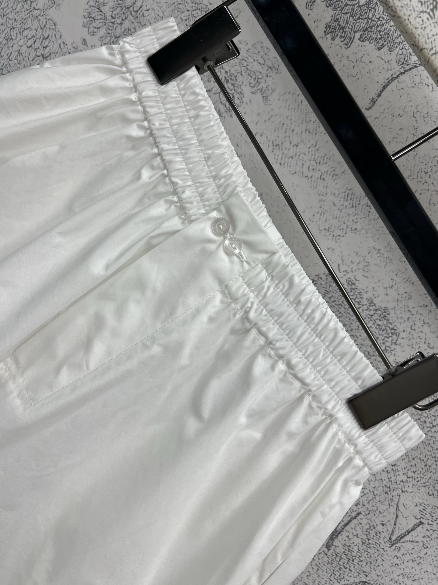 L家 25春夏新款 镂空刺绣logo衬衣套装 翻领短款衬衣+高腰短裤 夏天拒绝不了的衬衣套装 浅色系太显