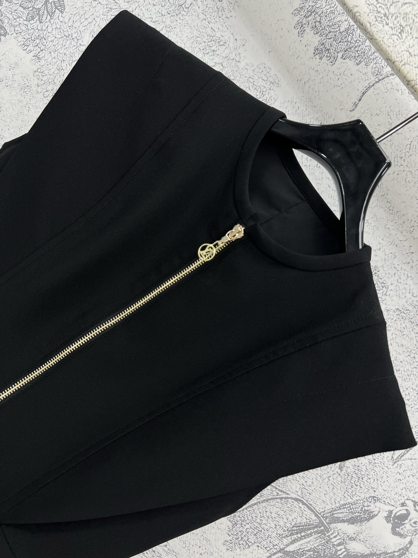 L家 25春夏新款 荷叶边背心连衣裙 定制黑色西服面料 低调奢华又高级 层叠荷叶边拉链装饰百搭不挑人 背