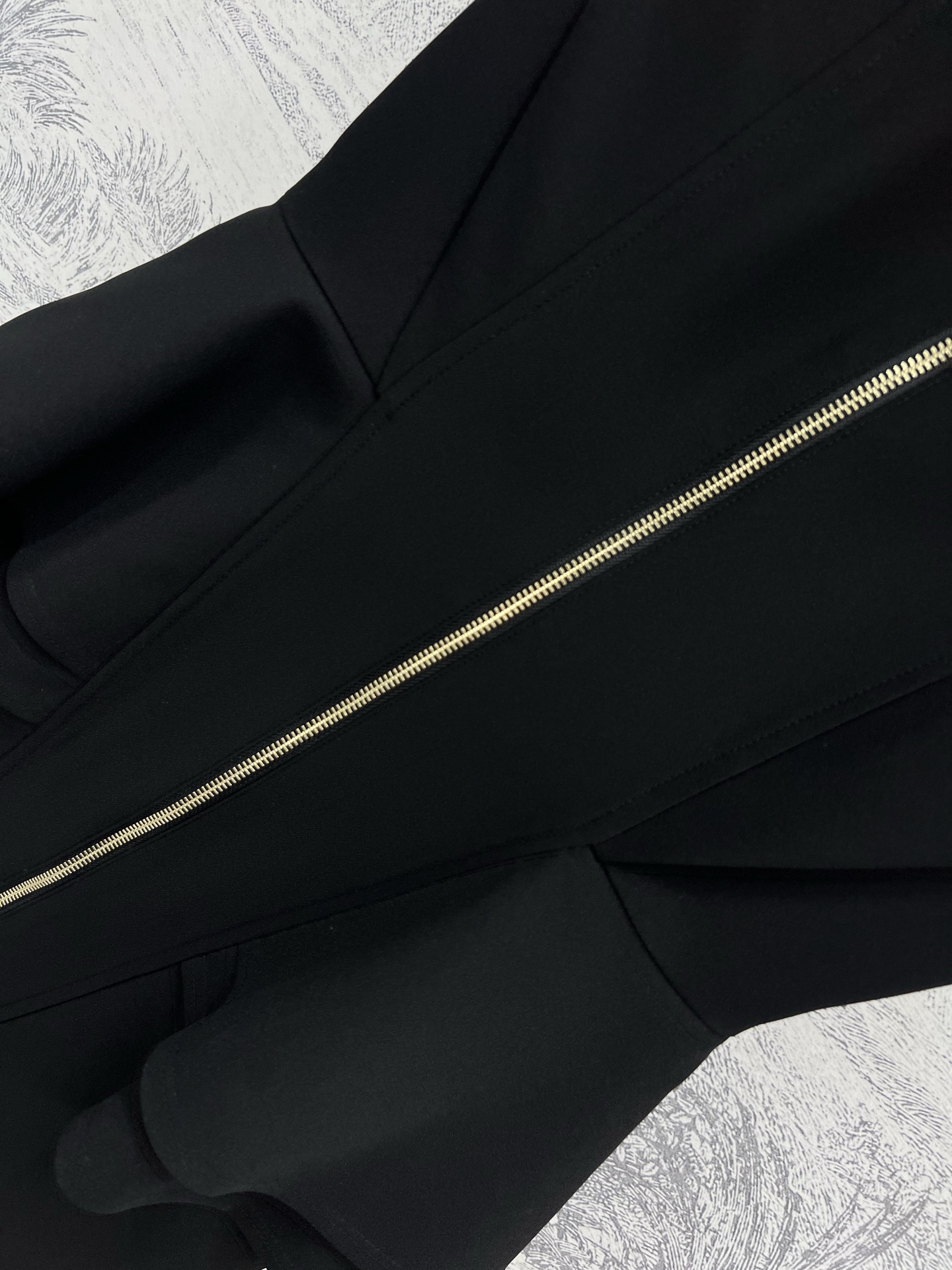 L家 25春夏新款 荷叶边背心连衣裙 定制黑色西服面料 低调奢华又高级 层叠荷叶边拉链装饰百搭不挑人 背
