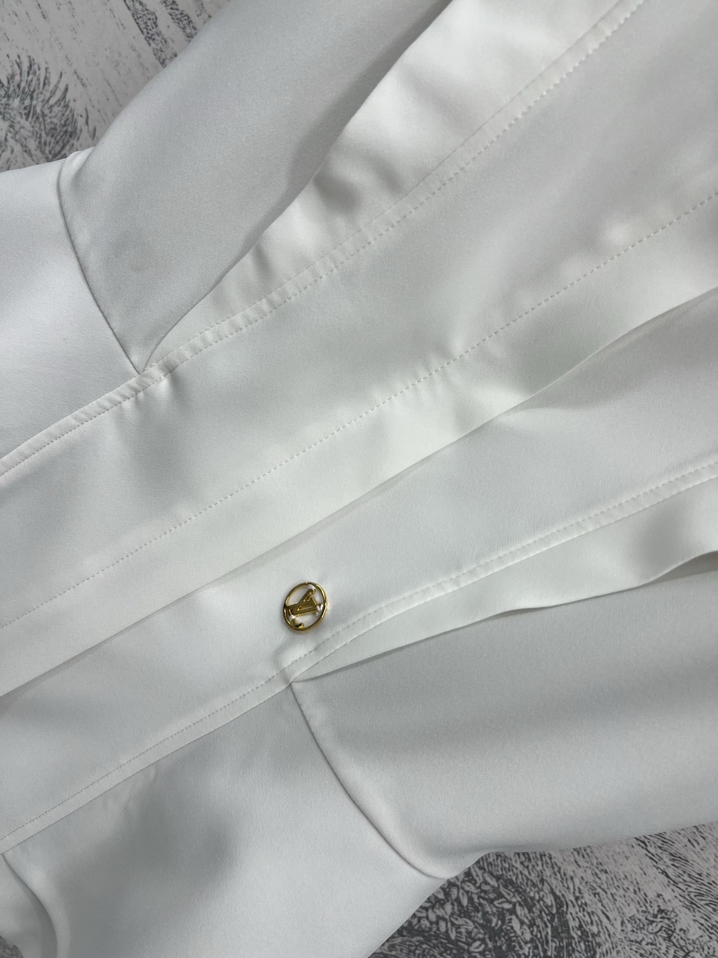 L家 25春夏新款 荷叶边背心上衣 定制白色西服面料 里面老花内衬 低调奢华又高级 层叠荷叶边拉链装饰百