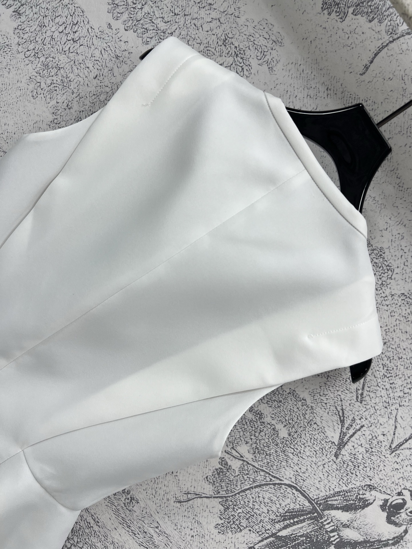 L家 25春夏新款 荷叶边背心上衣 定制白色西服面料 里面老花内衬 低调奢华又高级 层叠荷叶边拉链装饰百
