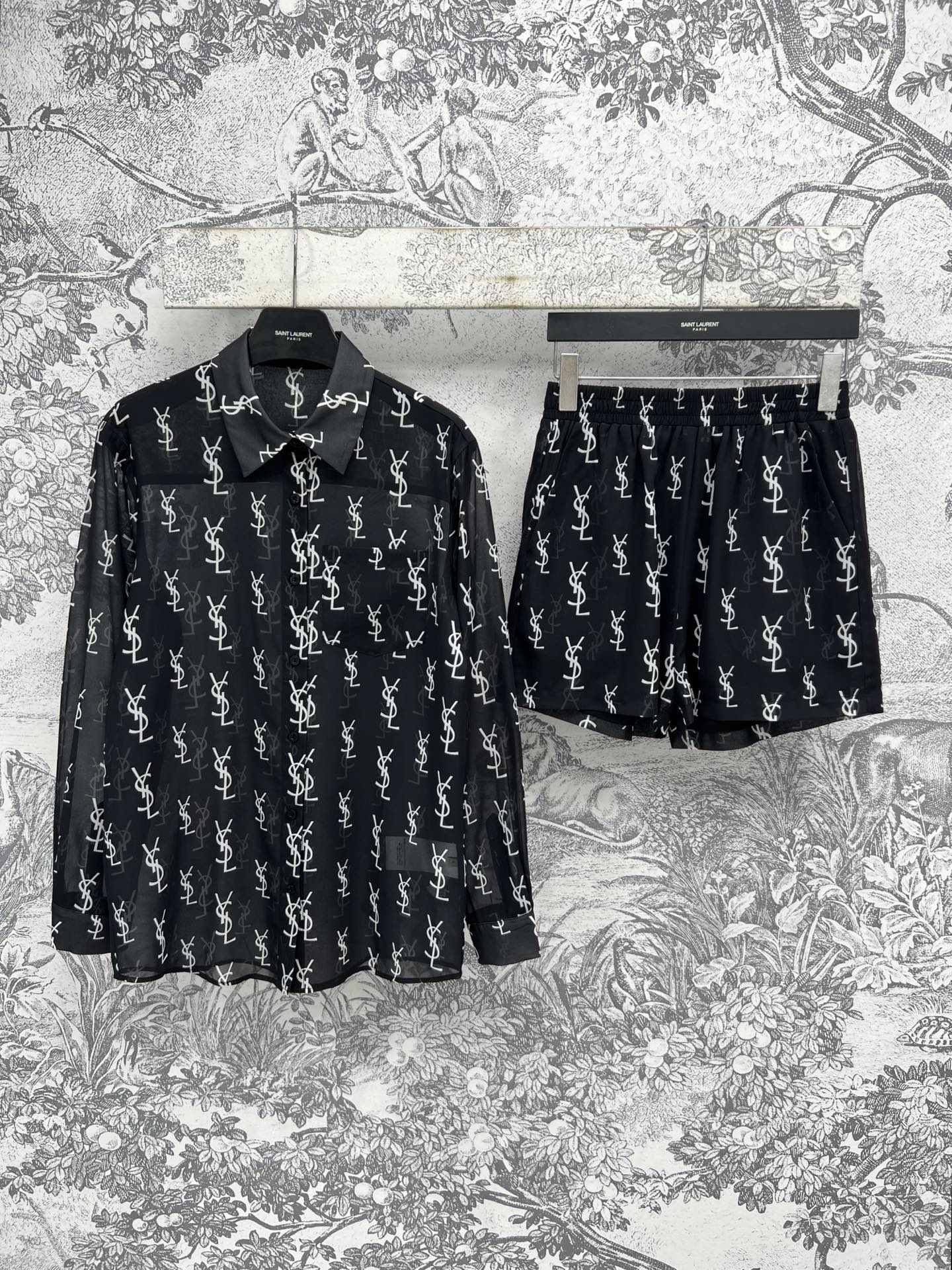 Ysl 25春夏新款 满印logo印花休闲套装 长袖衬衫+松紧腰短裤 超有辨识度 日常休闲搭配推荐 定织