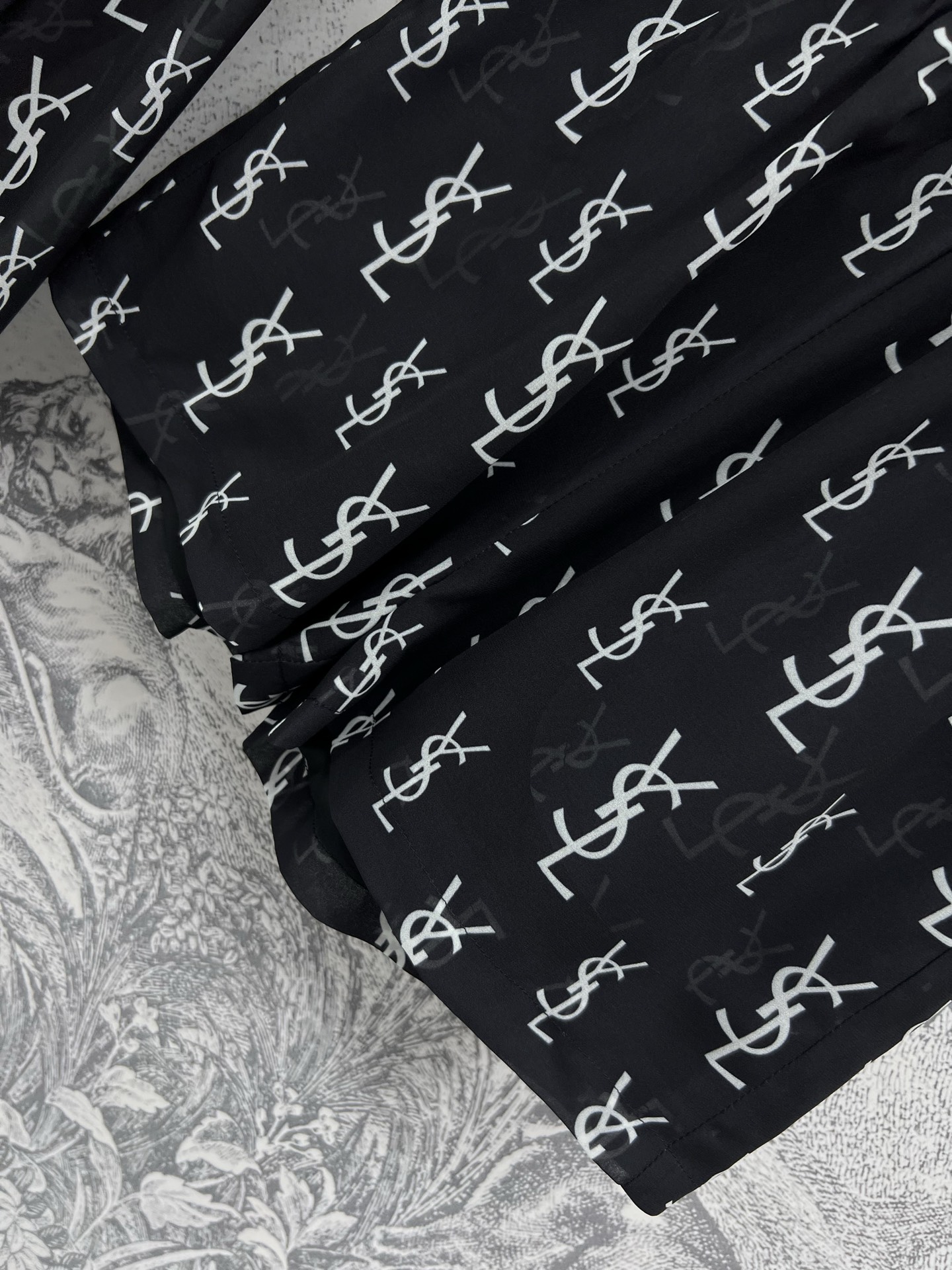 Ysl 25春夏新款 满印logo印花休闲套装 长袖衬衫+松紧腰短裤 超有辨识度 日常休闲搭配推荐 定织