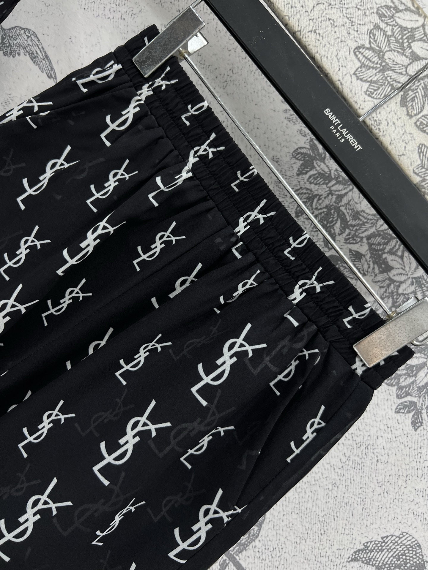 Ysl 25春夏新款 满印logo印花休闲套装 长袖衬衫+松紧腰短裤 超有辨识度 日常休闲搭配推荐 定织