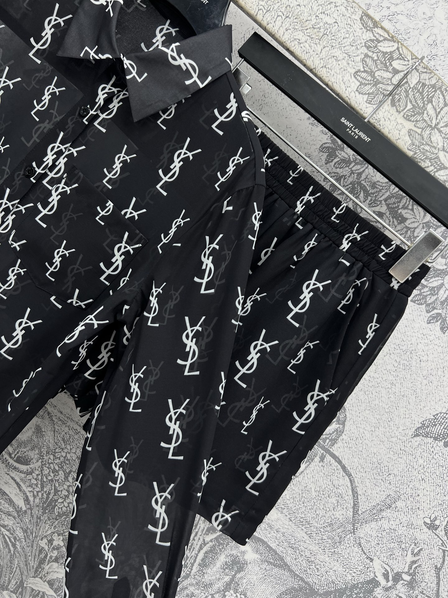 Ysl 25春夏新款 满印logo印花休闲套装 长袖衬衫+松紧腰短裤 超有辨识度 日常休闲搭配推荐 定织