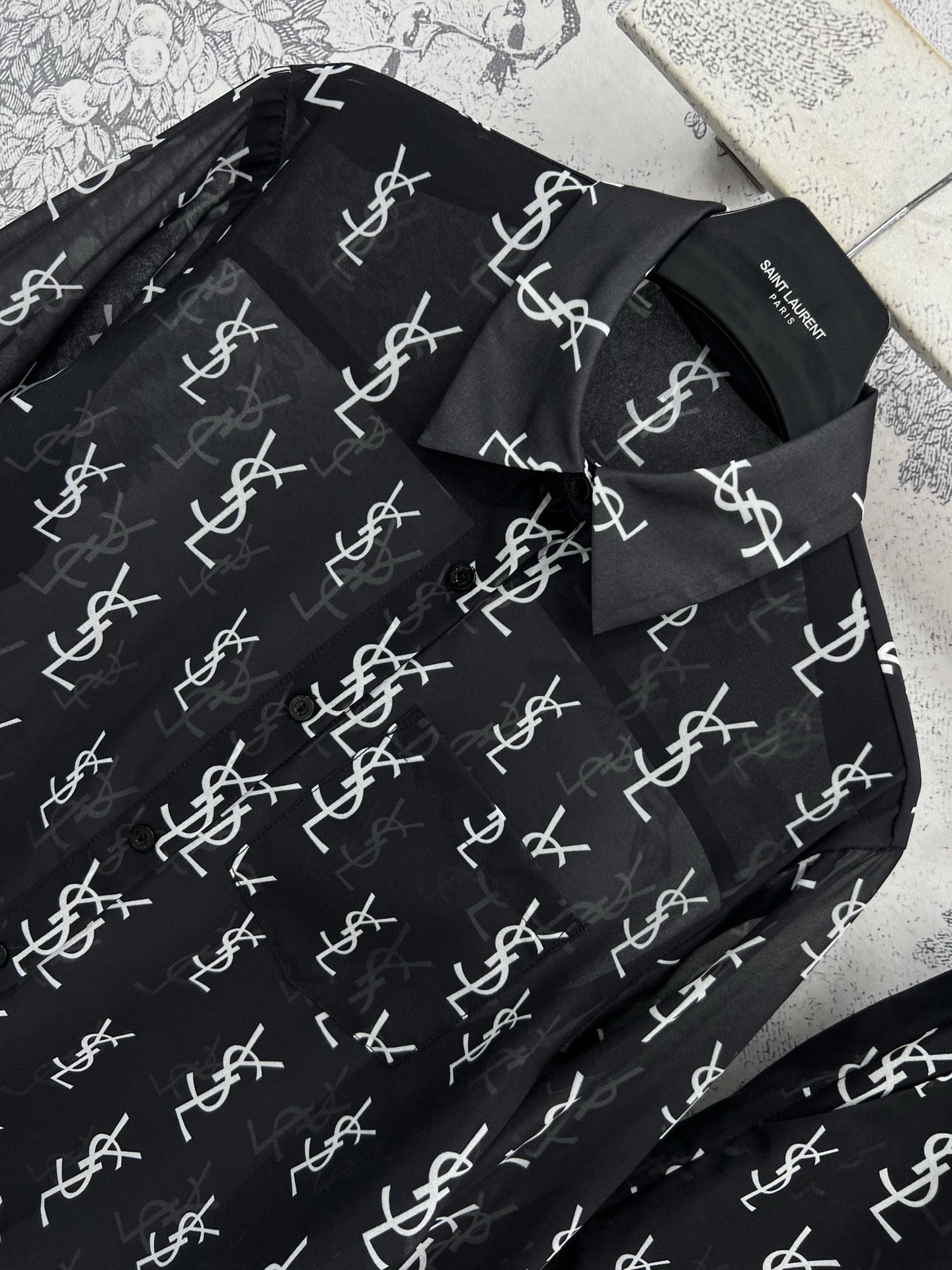 Ysl 25春夏新款 满印logo印花休闲套装 长袖衬衫+松紧腰短裤 超有辨识度 日常休闲搭配推荐 定织