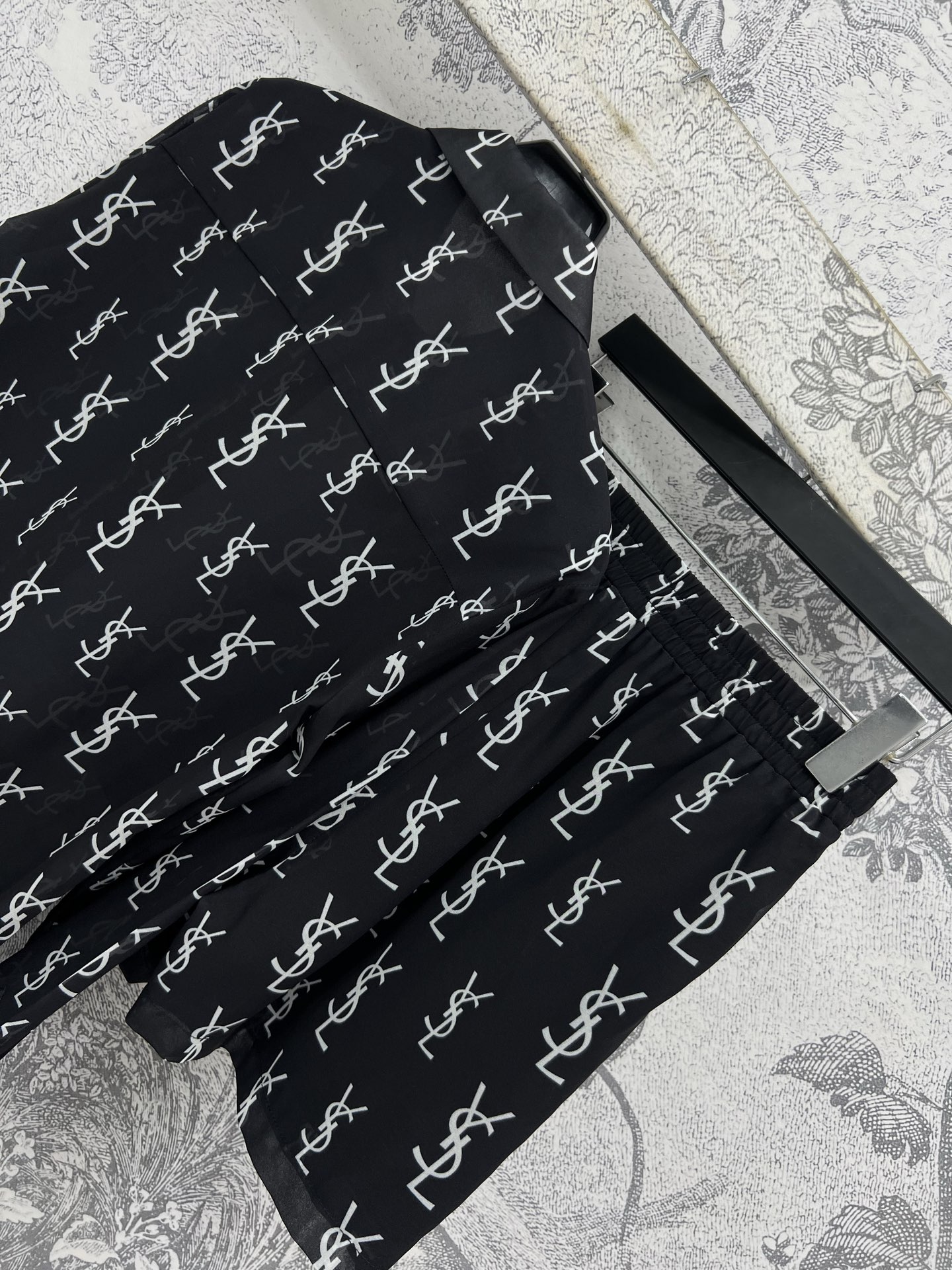 Ysl 25春夏新款 满印logo印花休闲套装 长袖衬衫+松紧腰短裤 超有辨识度 日常休闲搭配推荐 定织