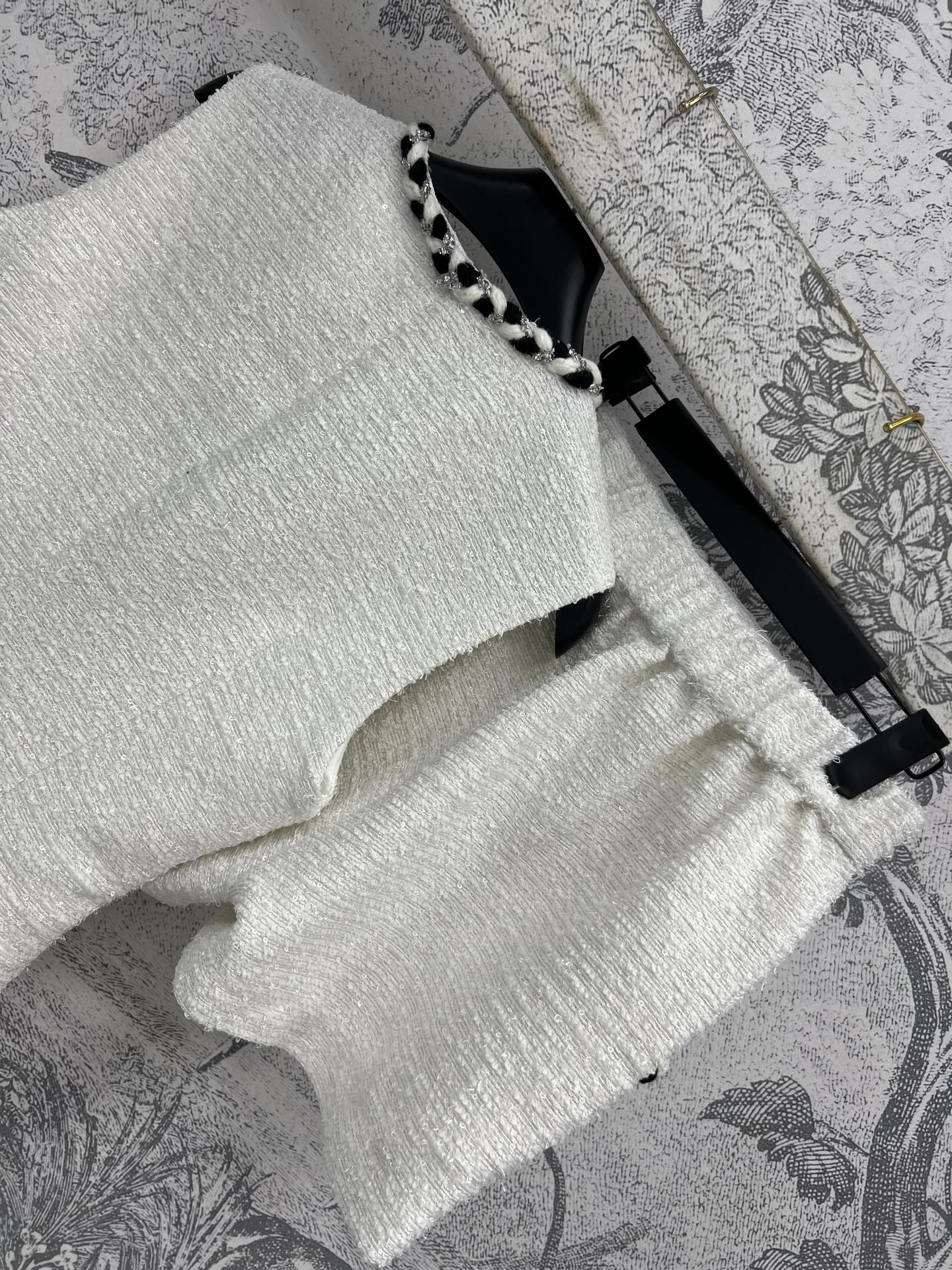 小香风 25春夏新款 扣边粗花呢收腰马甲+高腰短裤 黑白捆边装饰低调又精致上身版型超级好看的显瘦又高级 