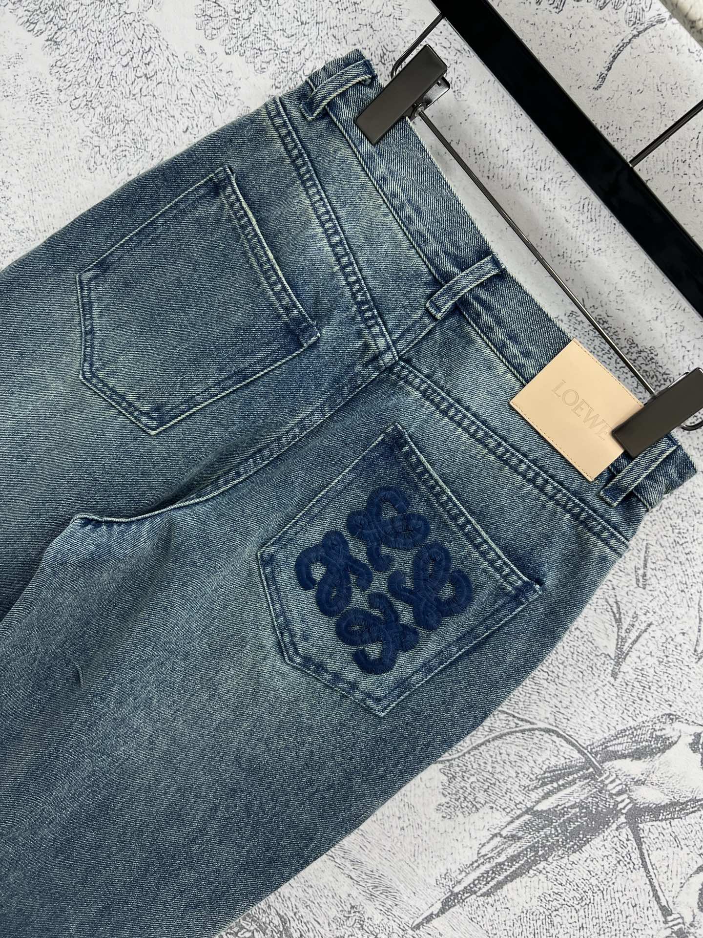 LW家 25春夏新款 植绒logo直筒牛仔裤 高腰直筒裤型 后口袋植绒logo刺绣图案 上身超级显瘦显高