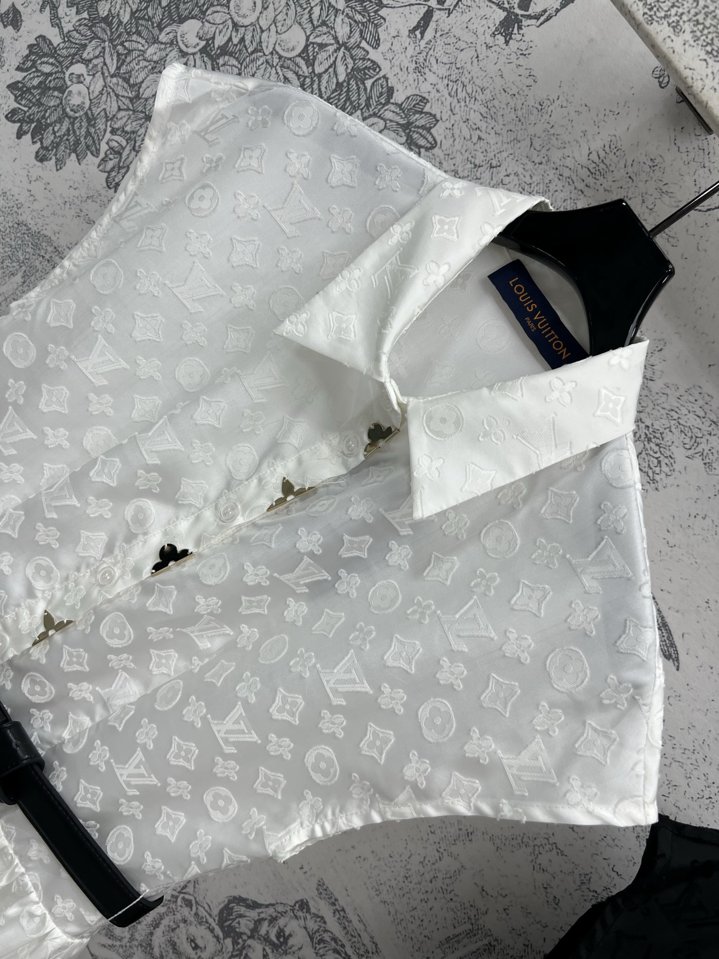 L家 25春夏新款 老花提花无袖收腰连衣裙 翻领无袖长款版型 小A宽松舒适不挑身材 经典的的提花面料质感