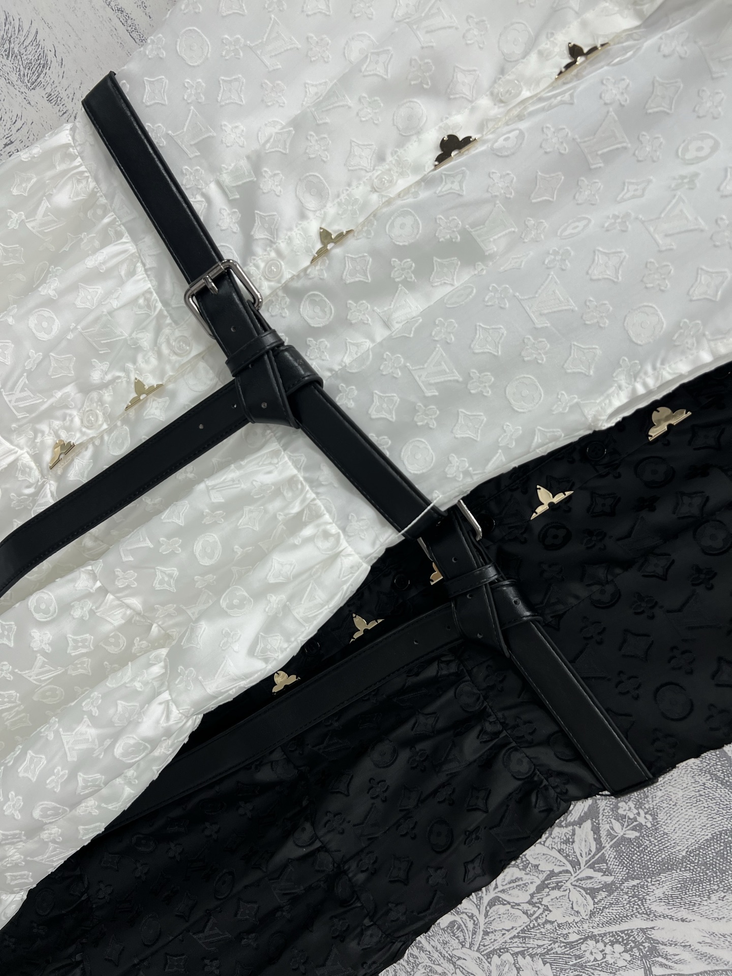 L家 25春夏新款 老花提花无袖收腰连衣裙 翻领无袖长款版型 小A宽松舒适不挑身材 经典的的提花面料质感