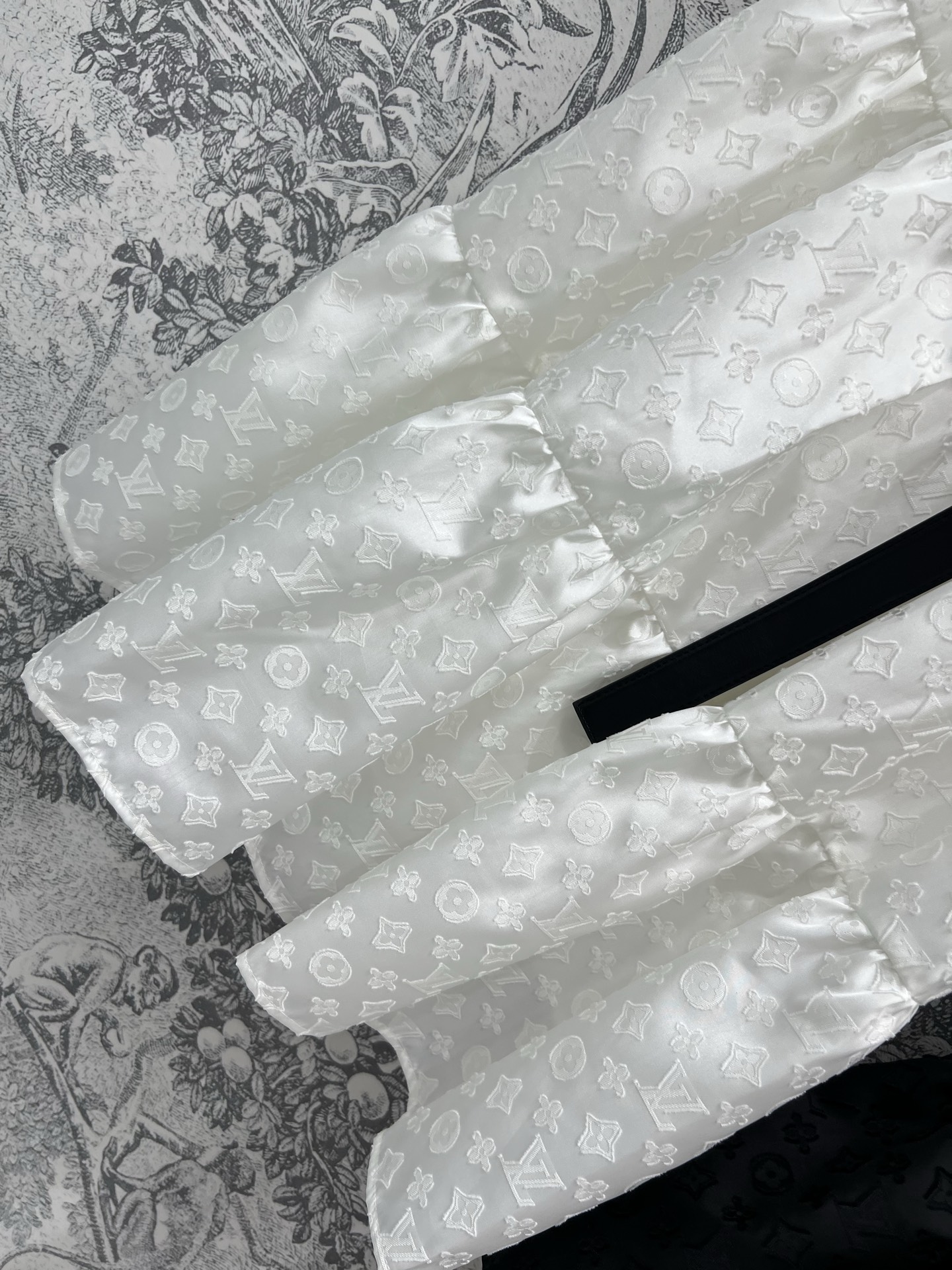 L家 25春夏新款 老花提花无袖收腰连衣裙 翻领无袖长款版型 小A宽松舒适不挑身材 经典的的提花面料质感