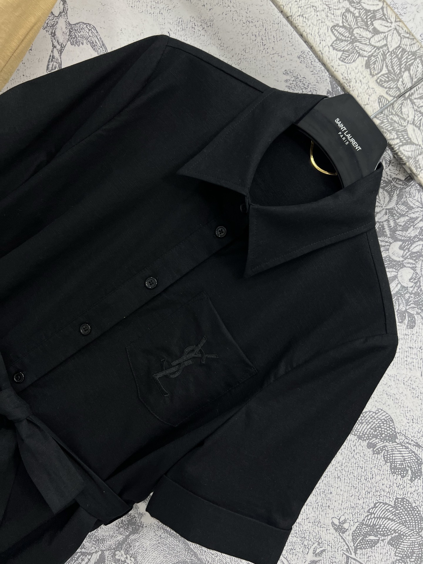 YSl 25春夏新款 系带收腰短袖衬衫连衣裙 气质翻领收腰设计收腰宽松版型 上身淑女又优雅显瘦 任何减龄