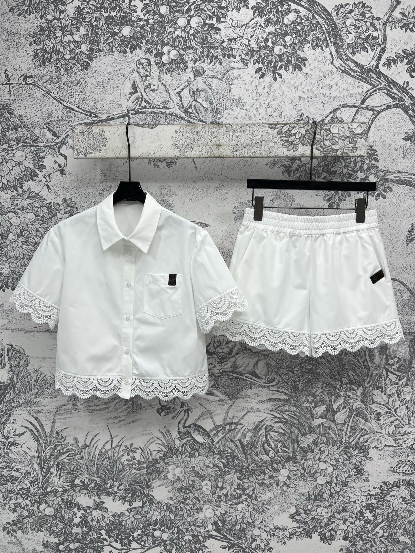NO:419163,L Home 25 Spring and Summer New Lace Lace Casual Set Short Sleeve Short Shirt + High Waist Shorts Simple and Clean, Full of Girly Heart, Very Age-reducing and fashionable Small Lapel Short Sleeve Short Design Simple and Atmospheric Presbyterian Leather Decoration Exquisite Lace Lace Embellishment A set of upper body shows the body proportions. One color three-code SML,,louis vuitton, shorts, T-shirt, alexander wang19860909L家 25春夏新款 蕾丝花边休闲套装 短袖短款衬衣+ 高腰短裤 简单又干净利落 充满少女心 十分减龄又时髦 小翻领短袖短款设计 简约大气的老花皮革装饰 精致的蕾丝花边点缀 一套上身起超显身材比例感 一色三码SML,,louis vuitton,shorts,T-shirt,alexander wang,Women's clothing