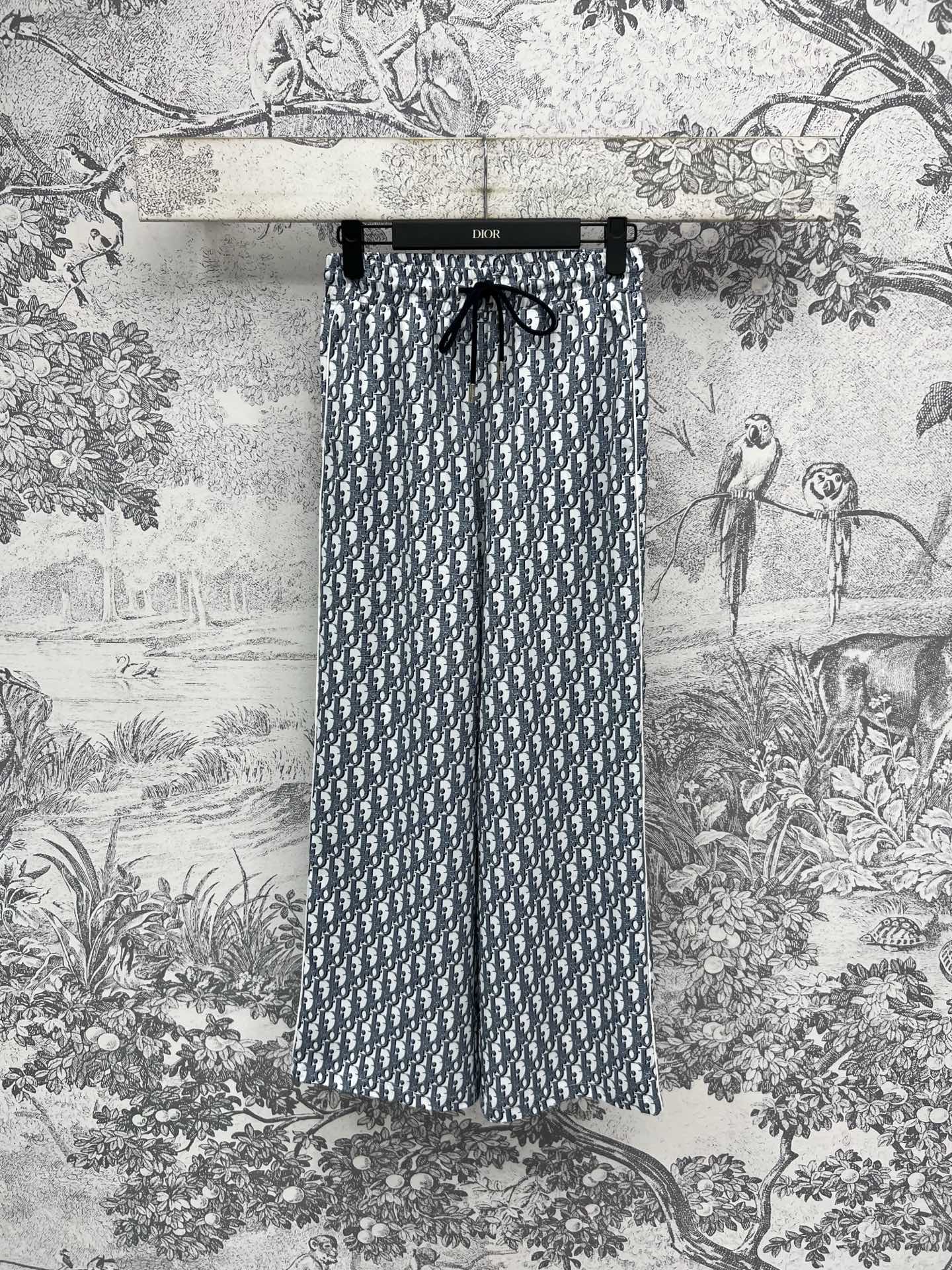 NO:419087,D Home 25 Spring and Summer New Style, Full-printed Alphabet Casual Pants, Drawstring Elastic Waist Design, Straight Wide Legs, Upper Body, Meat Slimming, Easy to Show Long Legs, Full-D Letter Print, Retro Fashionable, Comfortable and Versatile Fabric, One Color, Three Codes, SML, Dior, Alexander Wang19860909D家 25春夏新款 满印字母休闲裤 抽绳松紧腰身设计 直筒阔腿裤型 上身藏肉显瘦 轻松展显大长腿 满D字母印花复古时髦 面料舒适又百搭 一色三码 SML,,dior,alexander wang,Women's clothing