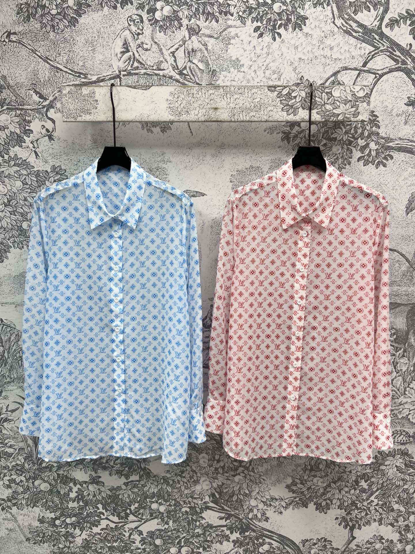 NO:419108,L Home 25 Spring and Summer New Style Presbyterian Perspective Shirt Light Material Fashionable and Stunning Micro Perspective Design Full-print Presbyterian Pattern Decoration Shows Classic and Eternal Fashion Loose Style Cut Adds lazy and casual tone No restrictions on the upper body Friendly for any body Light and comfortable material can be used as a sunscreen Fashion trend You can use every day for commuting Two-color three-code SML,,louis vuitton,alexander wang19860909L家 25春夏新款 老花透视衬衣 轻薄材质 时髦洋气微透视设计 满印老花图案装饰点缀 展示经典永恒时尚 宽松的版型剪裁 增加了慵懒随性的调调 上身不拘束 对任何身材都很友好 轻薄舒适材质可当防晒衣 时尚潮流 日常通勤都可 两色三码SML,,louis vuitton,alexander wang,Women's clothing