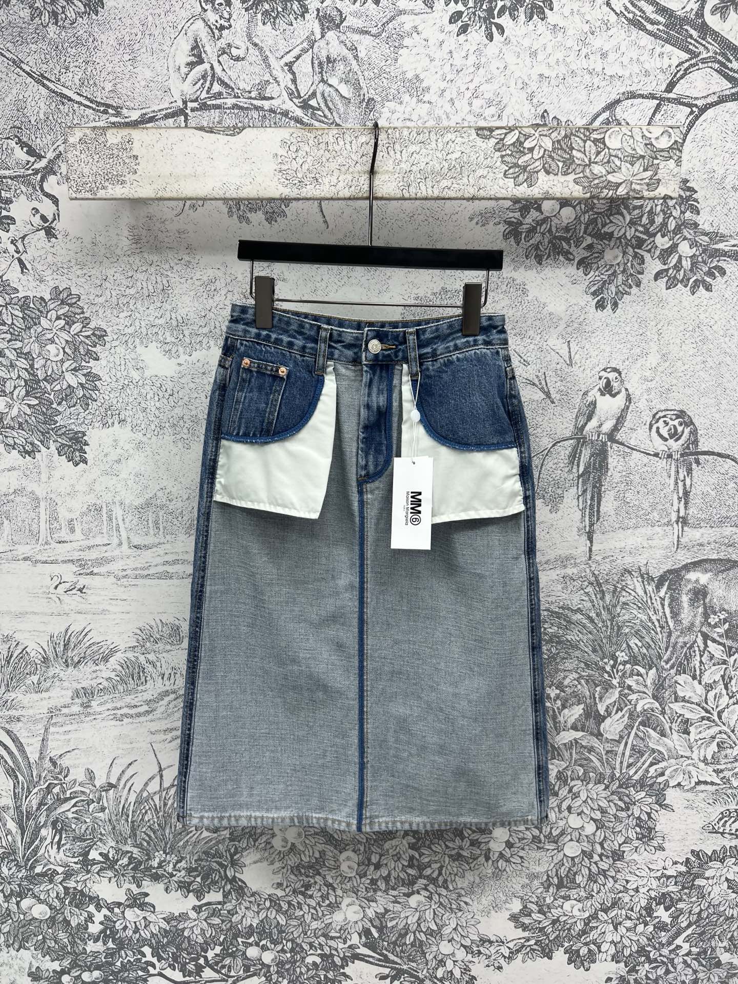 NO:419181,MM6 25 spring and summer new style, back-wearing denim series, high-waist straight skirt + high-waist straight trousers, huge upper body, back-wearing + color-blocking pocket design, instantly break the routine, unique fork attracts eye-catching, every step is on the trendy point, the fabric is comfortable and crisp, matched with a white T-shirt and a personalized denim, suitable for various occasions, whether it is daily going out on the street, date or exhibition, it is very suitable for one color and three-code SML,,masion margiela, skirts,tees,t-shirt,alexander wang19860909MM6 25春夏新款 反穿牛仔系列 高腰直筒半身裙+高腰直筒长裤 版型上身巨显瘦 反穿+拼色口袋设计瞬问打破常规 独特叉吸睛 每一步都踩在潮流点上 面料舒适又挺括 搭配白T恤与个性牛仔的碰撞 适配各种场合 无论是日常出街 约会还是逛展 都很合适一色三码SML,,masion margiela,skirts,tees，t-shirt,alexander wang,Women's clothing