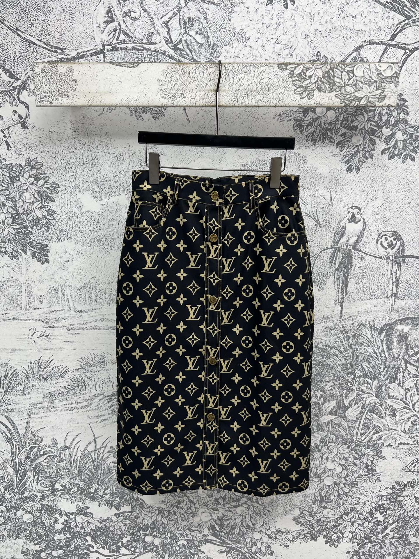 NO:419128,L family 25 spring and summer new style, old-fashioned denim skirt, classic old-fashioned print embellishment, high-waisted A-line style with waist bag embellishment, fashionable and advanced, the upper body makes the legs look long, easy to divide the perfect body line, excellent visual proportions, and it will reduce age whenever you match it, one-color three-code SML,, louis vuitton, skirts, alexander wang19860909L家 25春夏新款 老花牛仔半身裙 经典老花印花点缀 高腰A字版型搭配腰包点缀 时髦高级 上身超显腿长 轻松分割完美身线 视觉比例超赞 随便搭配都很减龄 一色三码SML,,louis vuitton,skirts,alexander wang,Women's clothing