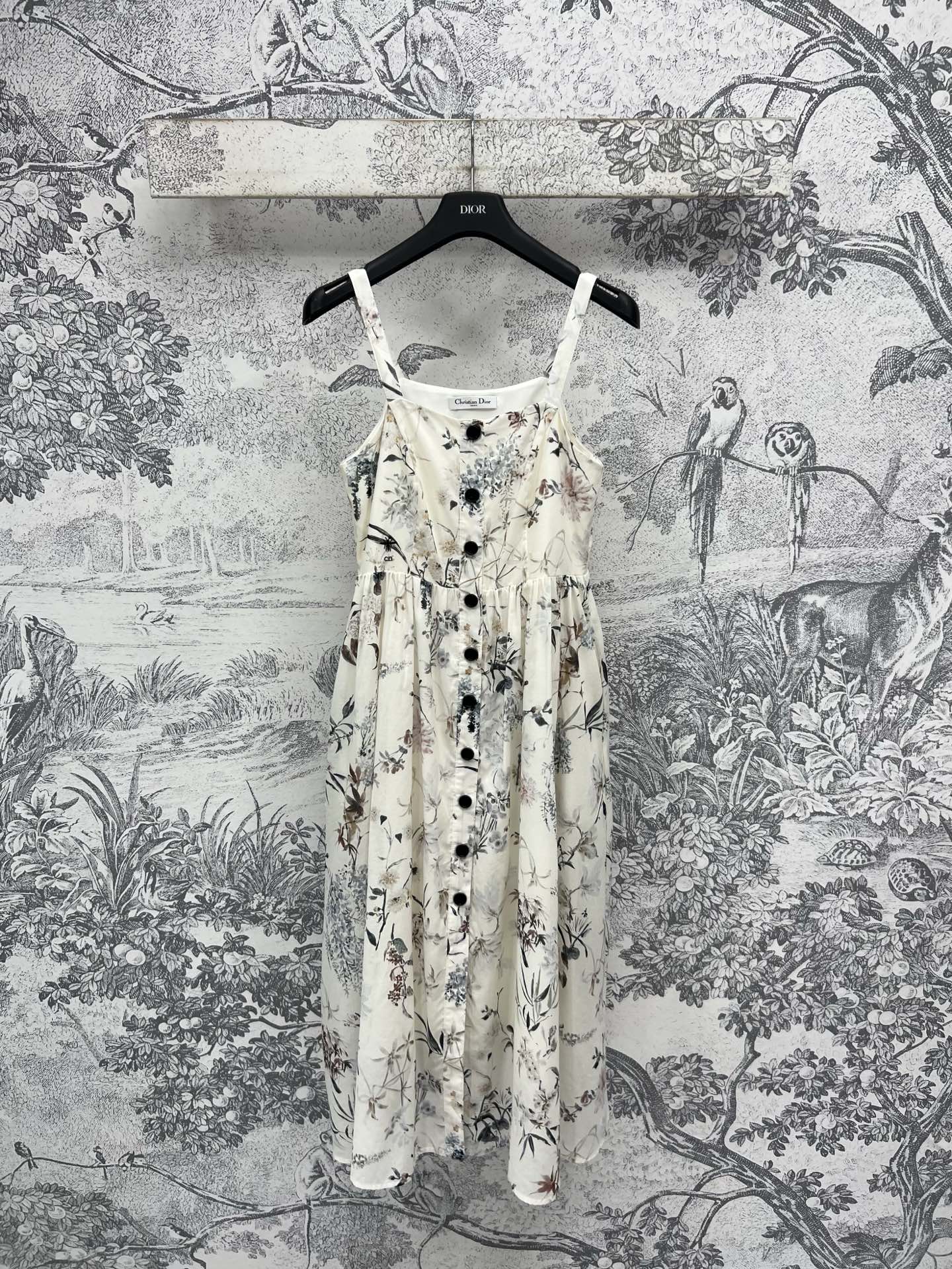 NO:419146,D Home 25 Spring and Summer New Style Floral Printed Sling Strap Breast Dress Full of High-end Texture At a glance, Sling Strap Breast Single Breast Dress Design Full of Girliness Sense Beautiful Style Super Beautiful Body Reduces Age and Girly Super Fairy Feeling Super Draping Feeling Absolute Tenderness Awesome Tenderness You can take photos or dates SML, Dior, Skirts, Alexander Wang19860909D家25春夏新款 花卉印花吊带抹胸连衣裙 一眼看去满满的高级质感 吊带抹胸单排扣连衣裙设计 满满的少女感 绝美版型 超级好看上身减龄又少女 超级有仙女的感觉 垂感超赞 温温柔柔的气质简直绝了 拍照或者约会都可以一色三码 SML,,dior,skirts,alexander wang,Women's clothing