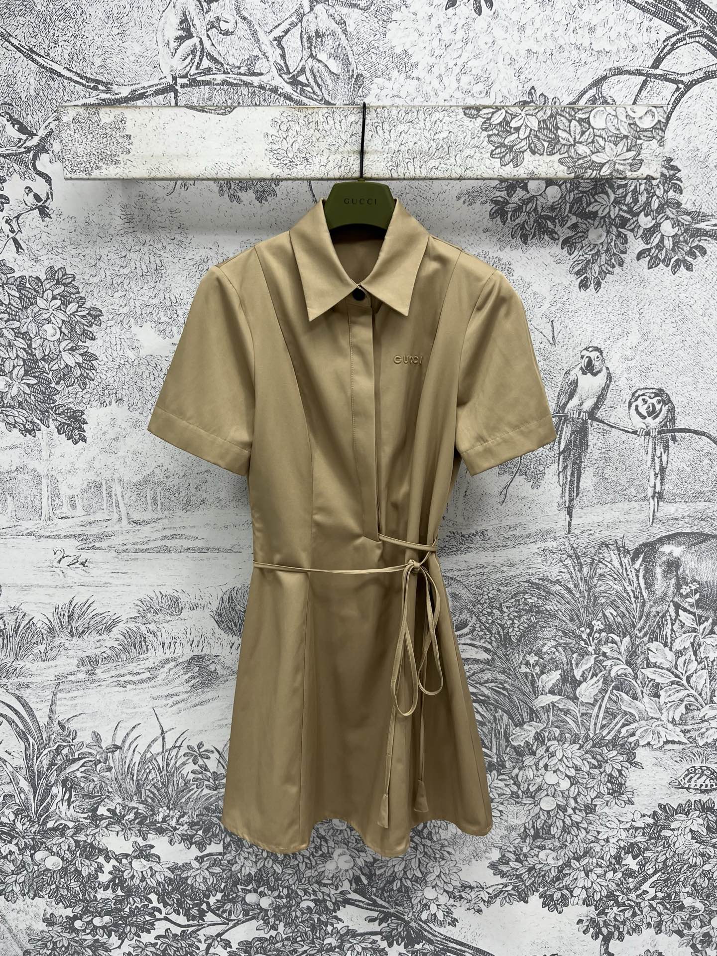 NO:419168,G Home 25 Spring and Summer New Lapel Lapel Lapel Half Breakfast Dress Small Lapel Half Breakfast Design Lapel Right Lapel Waist Slimming Khaki Dress High and Fashionable Top Body Super Design Fabric Comfortable and Breathable Style Super Nice Versatile Not Picking the Body Slim and Refreshing Clean One Color Three SML, Gucci, Skirts, Alexander Wang19860909G家 25春夏新款 翻领系带收腰连衣裙 小翻领半排扣设计 衣身右侧系带收腰显瘦 卡其色连衣裙高级又时尚 上身超有设计感 面料舒适透气 版型超奈斯 百搭不挑身材 显瘦又清爽干净 一色三码 SML,,gucci,skirts,alexander wang,Women's clothing