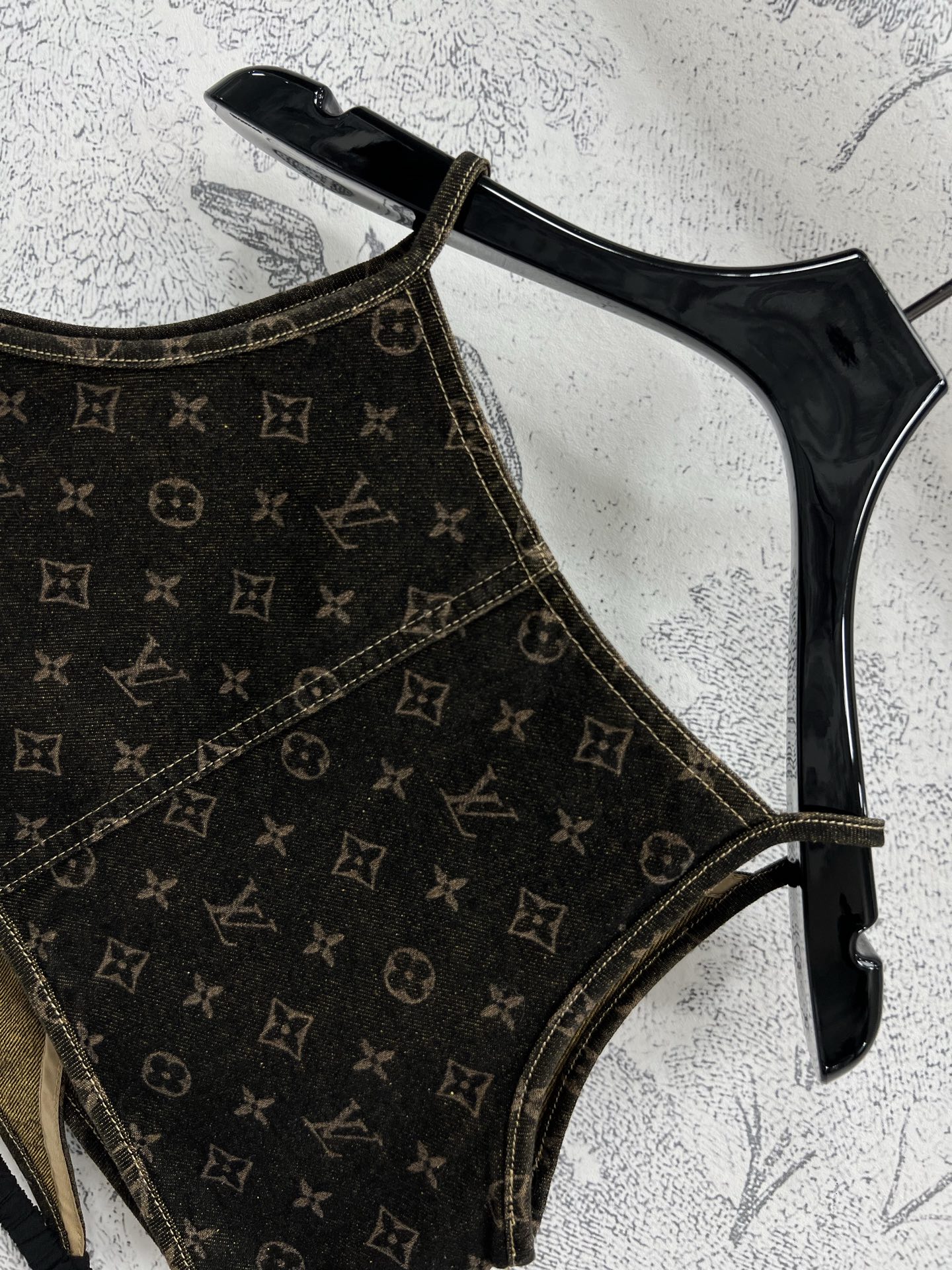L家 25春夏新款 牛仔老花小吊带 超a超飒的单品 进口牛仔棉布高密制造 进口激光机提花工艺 渗透底布的