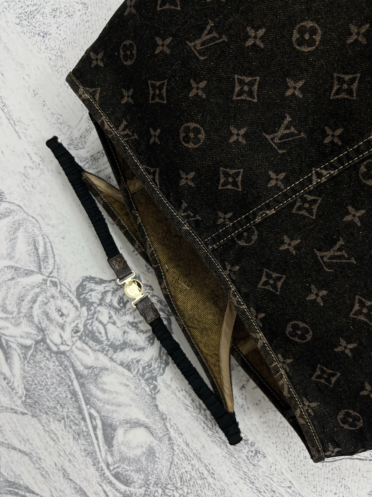 L家 25春夏新款 牛仔老花小吊带 超a超飒的单品 进口牛仔棉布高密制造 进口激光机提花工艺 渗透底布的