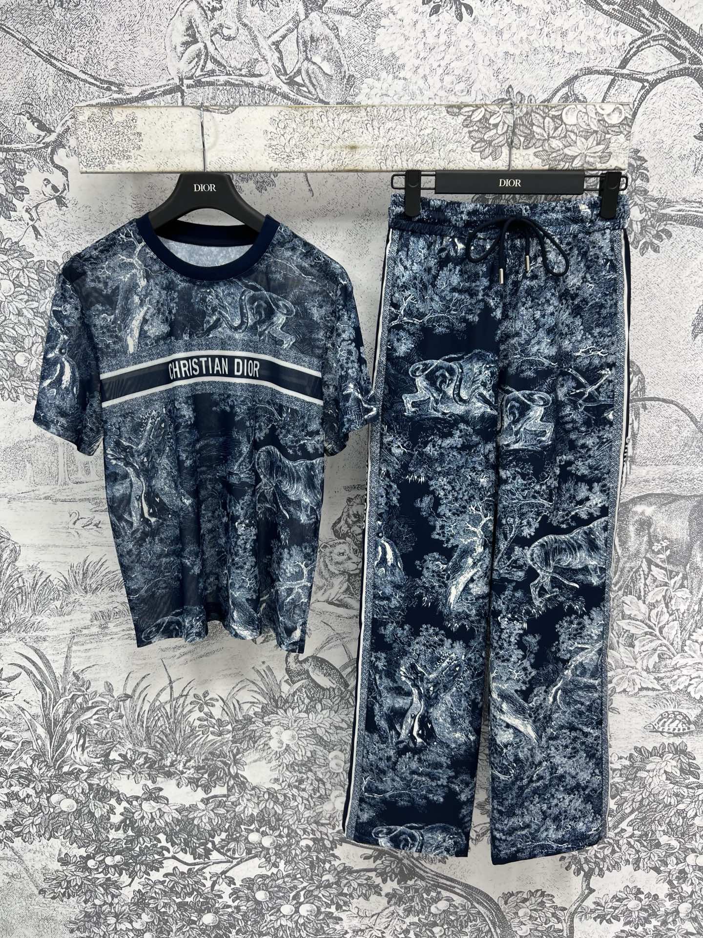 NO:420917,Tops, pants, D home, new spring and summer, animal jungle print casual set, short-sleeved T-shirt + casual pants, thin fabric, silky and delicate touch, round neck collar, neck, full of jungle print, high-end fashion, classic webbing logo, fabric light and unrestrained, micro-transparent fabric, a set of high-end and generous upper body, good commuting daily life, one color three codes SML,,dior,T-shirt,tees,t-shirt,alexander wang19860909上衣 裤子D家 25春夏新款 动物丛林印花休闲套装 短袖T恤+休闲裤 轻薄面料触感丝滑细腻 圆领领口修饰脖颈 满身的丛林印花 高级时髦 经典织带Logo 面料轻盈无束缚 微透纱质面料 一套上身高级大方通勤日常都不错 一色三码 SML,,dior,T-shirt,tees，t-shirt,alexander wang,Women's clothing