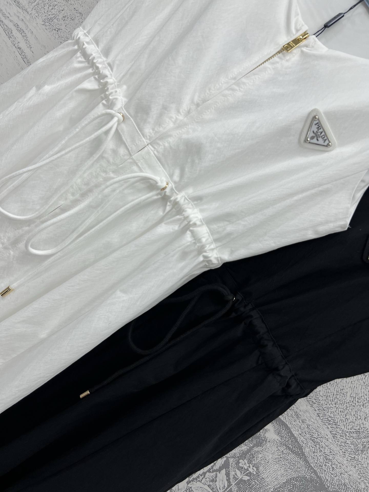PD家 25春夏新款 三角标无袖背心连衣裙  无袖圆领款型简直是焱焱夏日必备神器  松紧腰设计 经典三角