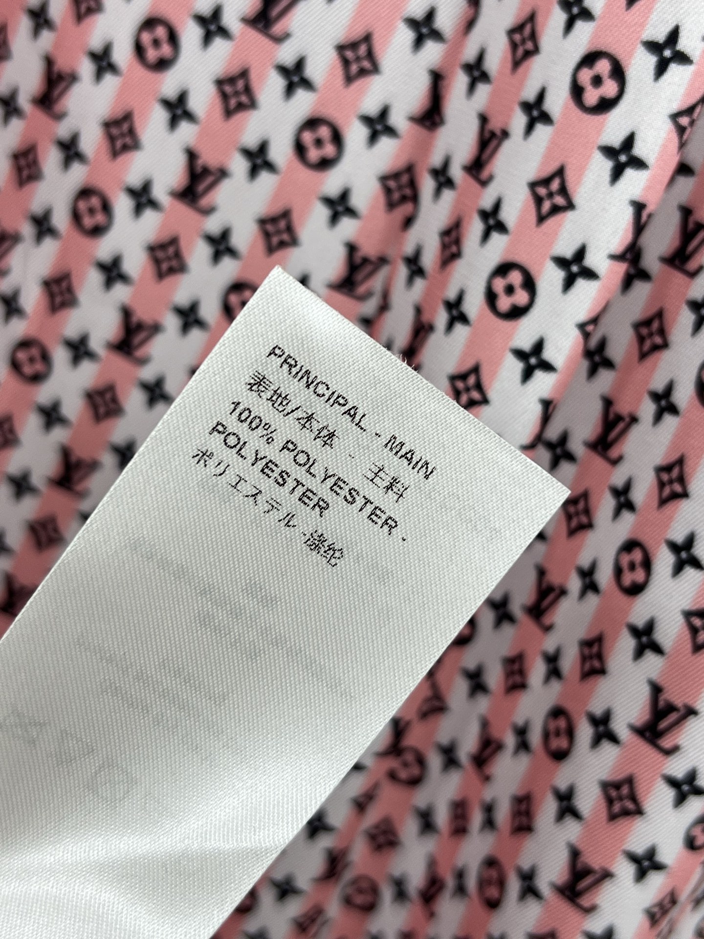 L家 25春夏新款 粉白条纹老花居家系列 经典老花翻领衬衫+系带直筒裤+翻领衬式连衣裙 经典的老花图案 
