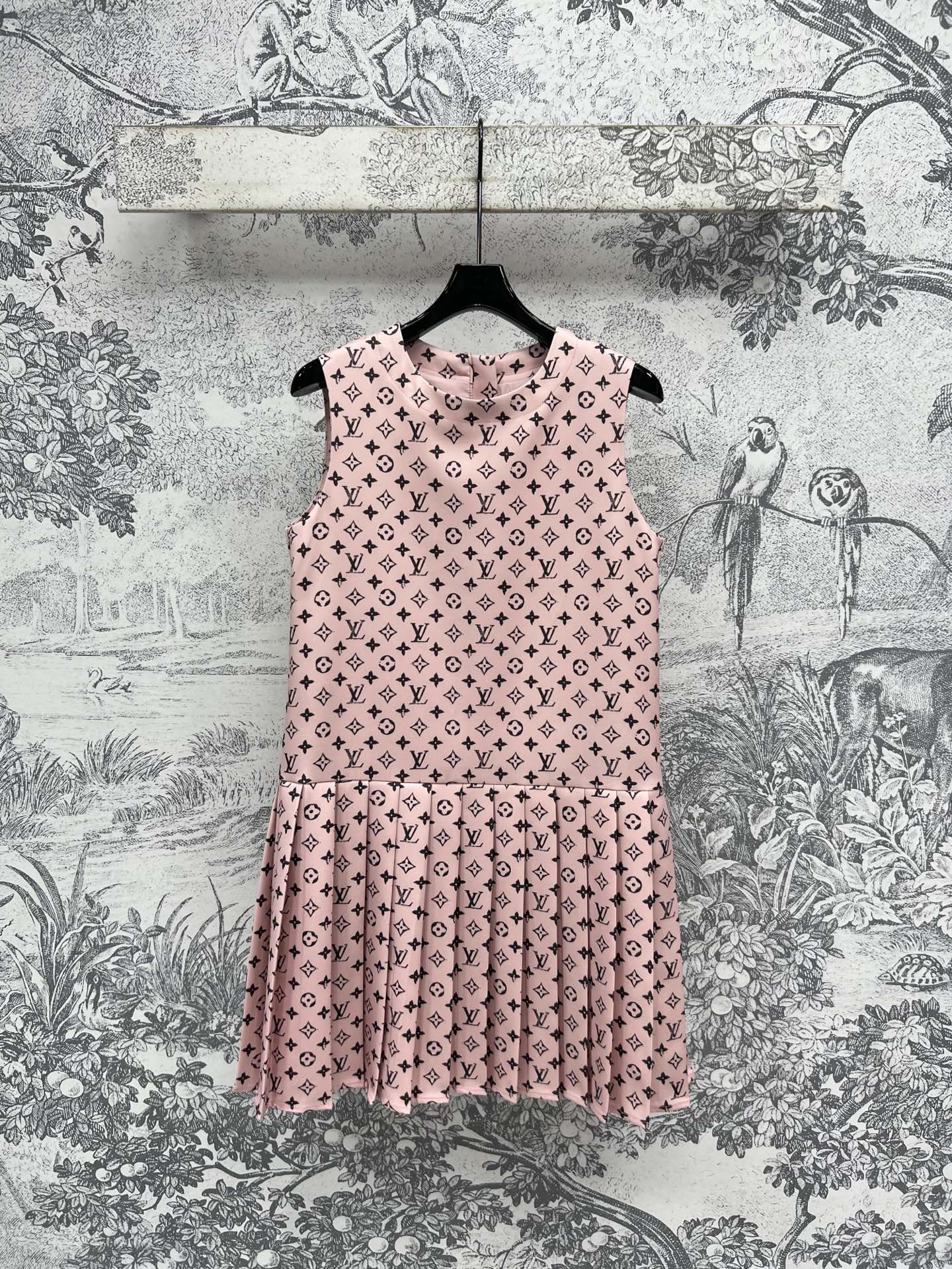 NO:421012,L Home 25 Spring and Summer New Pink Contrast Presbyterian Sleeveless Pleated Dress Contrast Presbyterian Full Print Design Fabric Pink Sleeveless Straight-Drum The spliced ​​pleated skirt looks super well-behaved, the college style makes the age-reducing girlish, the color also has a autumn atmosphere, it is absolutely amazing. Highly recommended temperament items, one color and three codes SML,,louis vuitton, skirts,alexander wang19860909L家 25春夏新款 粉色撞色老花无袖压褶连衣裙 撞色老花满印设计面料 粉色无袖直筒版型 拼接的百褶裙摆超级显乖 上满满的学院风减龄少女感 颜色也很有秋日氛围 简直绝了 强烈推荐气质单品 一色三码 SML,,louis vuitton,skirts,alexander wang,Women's clothing