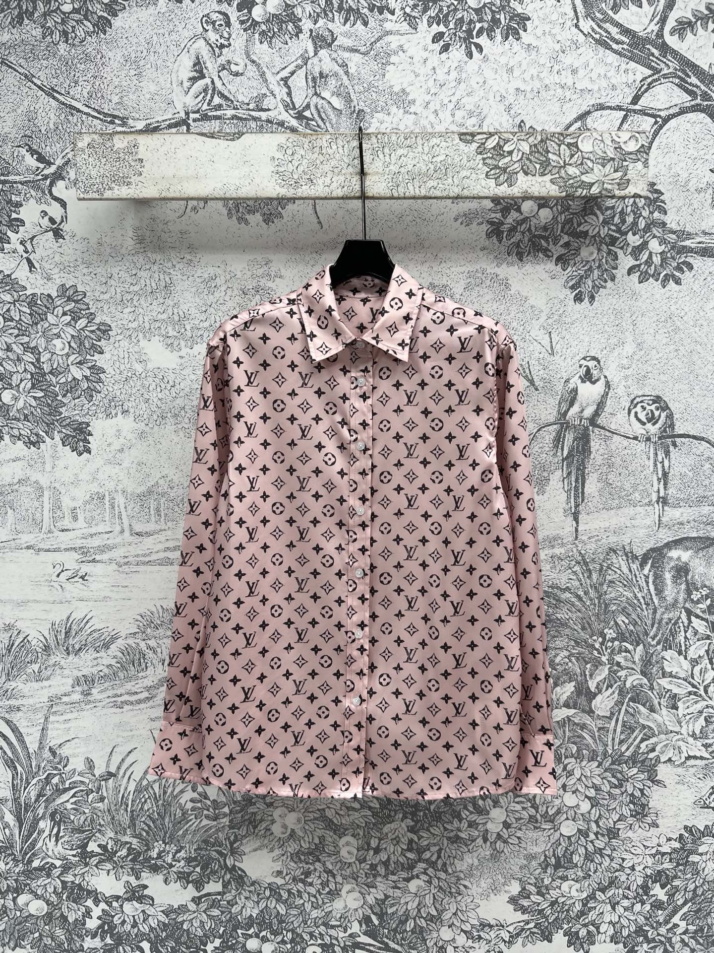 NO:421031,L Home 25 Spring and Summer New Pink Contrast Presbyterian Silk Shirt Classic Small Lapel Design Loose style to easily create a sense of proportion Refreshing and fashionable Classic Presbyterian Pattern is very recognizable Single-breasted design to create a neat feeling Simple and refreshing versatile One color Three codes SML,,louis vuitton, real silk,alexander wang19860909L家 25春夏新款 粉色撞色老花真丝衬衣 经典小翻领设计 宽松版型轻松打造比例感 清爽又时尚 经典老花图案很有辩识度 单排扣的设计打造利落感 简约又清爽百搭 一色三码 SML,,louis vuitton,real silk,alexander wang,Women's clothing