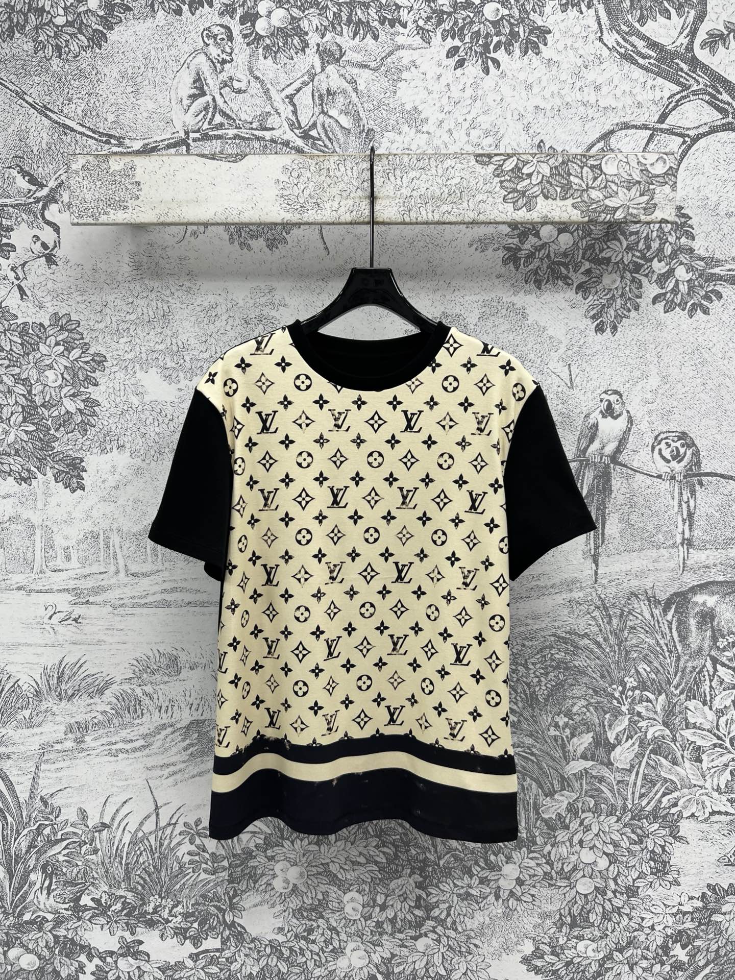 NO:421054,L Home 25 Spring and Summer New Style Presbyterian Contrasted Loose Short-Sleeve T-shirt Sleeves Spliced ​​Black Design Loose Short-Sleeve Style The upper body reduces age and makes you look slim and versatile. The classic presbyterian effect is so eye-catching. It is a plus of fashionable match with various coats. High-version Two-color three-code SML,,louis vuitton,jackets & coats,T-shirt,tees,t-shirt,alexander wang19860909L家 25春夏新款 老花撞色宽松短袖T恤 袖子 衣摆拼接黑色设计 宽松短袖版型 上身减龄显瘦又百搭 经典老花效果太吸睛了 搭配各种外套都是加分时髦 高版本 两色三码 SML,,louis vuitton,jackets & coats,T-shirt,tees，t-shirt,alexander wang,Women's clothing